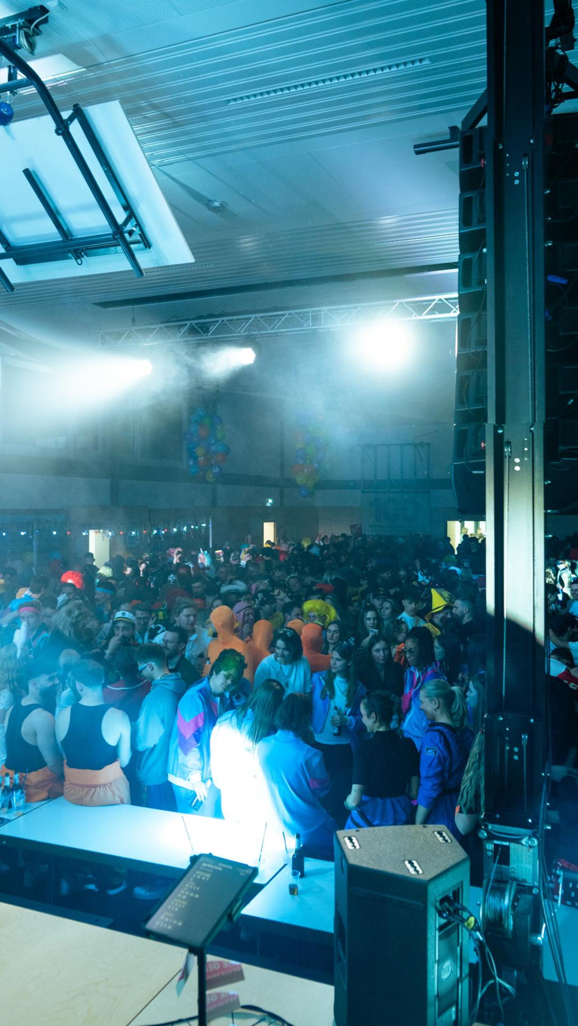 Am Sportlerball in Schirmitz gings mit Vollgas weiter im Faschingstreiben.  (Bild: Hannes Stock)