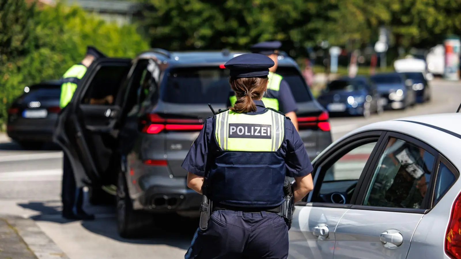 Die Grenzpolizeiinspektion Waidhaus meldet mehrere Verstöße bei Kontrollen.  (Symbolbild: Matthias Balk/dpa)