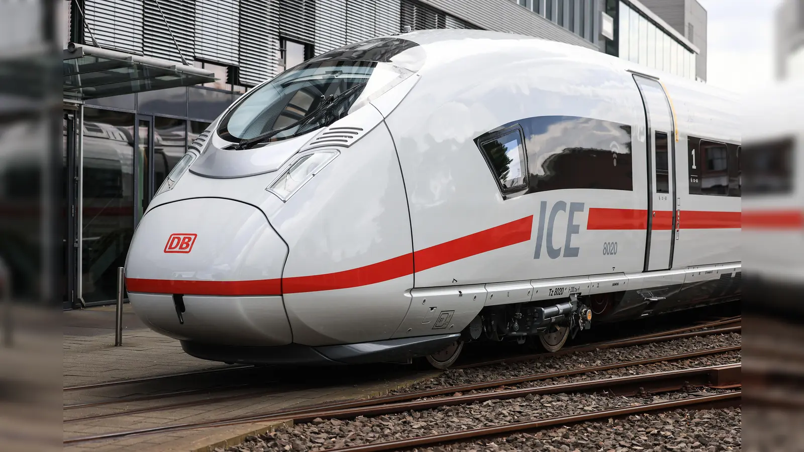 Bei 160 Km/h stand ein Mann auf der Kupplung zweier ICE-Waggons.  (Bild: Oliver Berg/dpa)