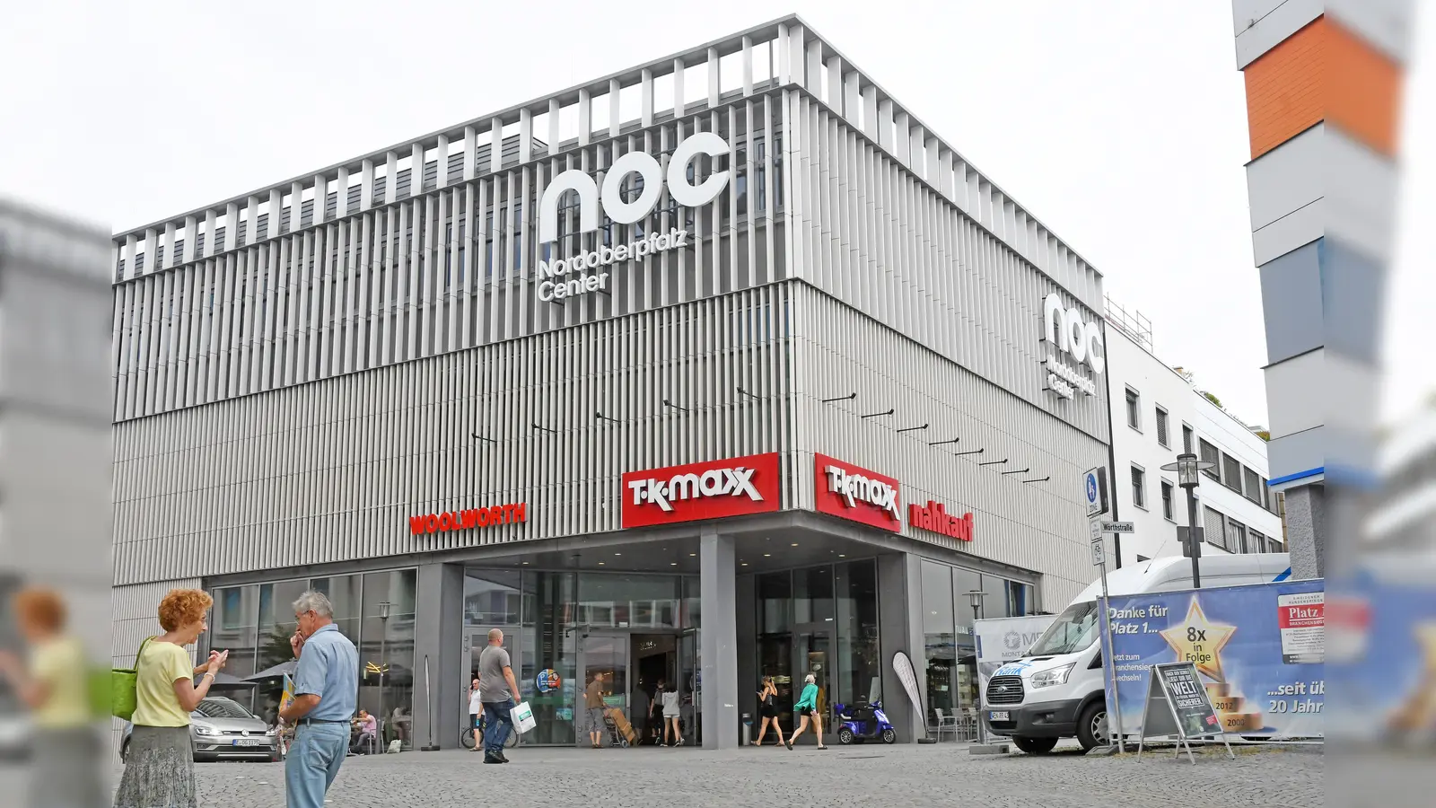 Der Sicherheitsdienst im NOC Weiden hielt am Dienstag drei Jugendliche bis zum Eintreffen der Polizei fest, die mit Eiern auf Passanten geworfen hatten – und das nicht zum ersten Mal. (Archivbild: Gabi Schönberger)