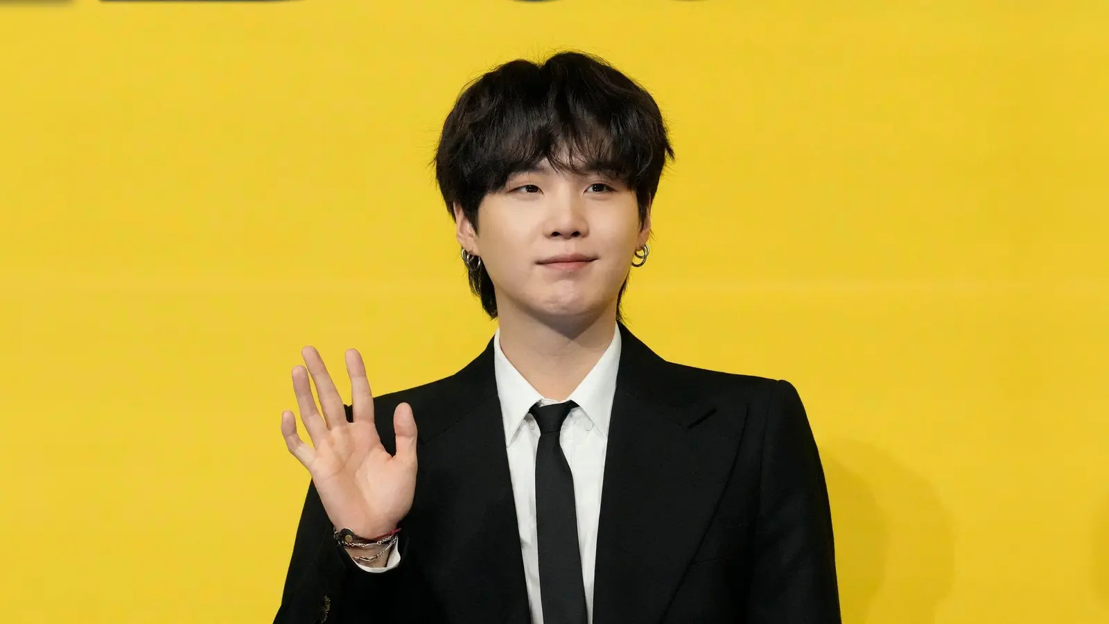 „Ich sehe Euch alle 2025!“: BTS-Mitglied Suga leistet in Erfüllung der Wehrpflicht erst mal seinen Sozialdienst ab. (Bild: Lee Jin-Man/AP/dpa)