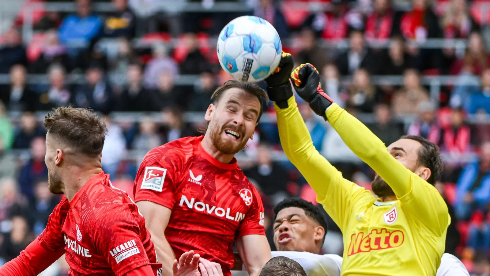Steht Felix Gebhardt (rechts/Szene aus einem Zeitligaspiel) am Samstag gegen den FC Ingolstadt im Jahn-Tor? (Archivbild: Armin Weigel/dpa)