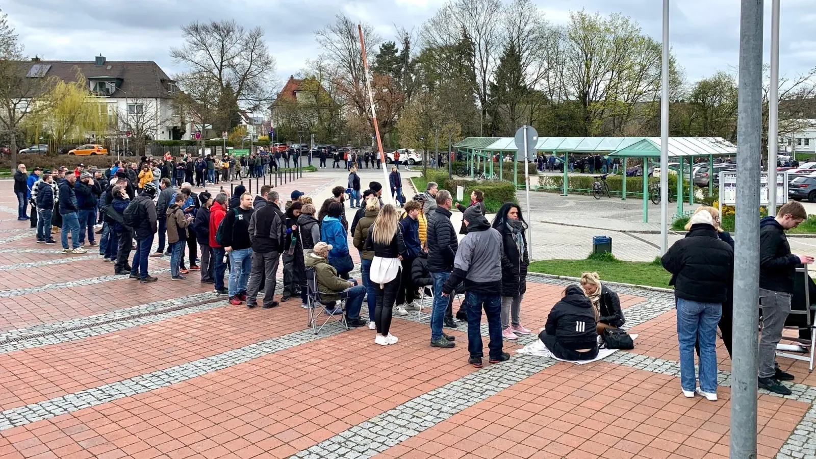 Schon weit mehr als eine Stunde vor dem Start des Vorverkaufs standen die Fans Schlange vor der Hans-Schröpf-Arena. (Bild: Gabi Schönberger)