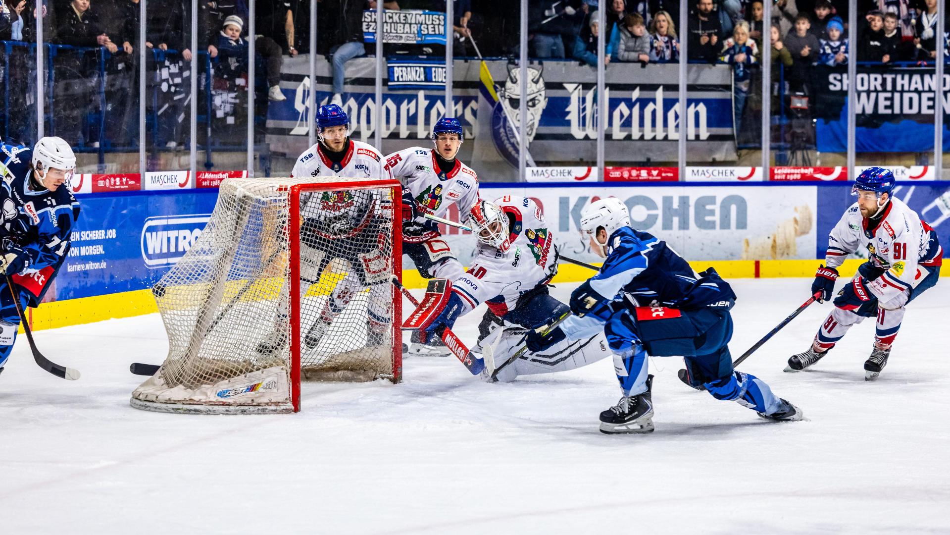Da schaute alles noch gut aus: Paul Vinzens (Zweiter von rechts) schoss gegen Ende des ersten Drittels zum 1:0 für die Blue Devils Weiden gegen den EHC Freiburg ein. (Bild: Tobias Neubert)