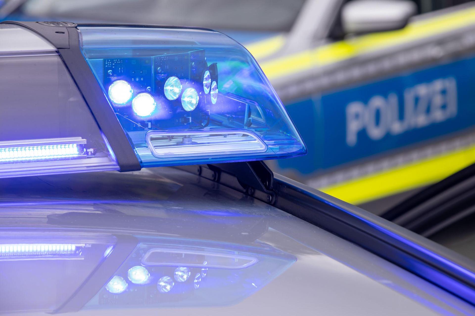 Vor einem Supermarkt in Burglengenfeld nahm die Polizei eine Frau fest, die versucht hatte, eine Passantin mit einem Cuttermesser zu verletzen. (Symbolbild: Daniel Karmann/dpa)