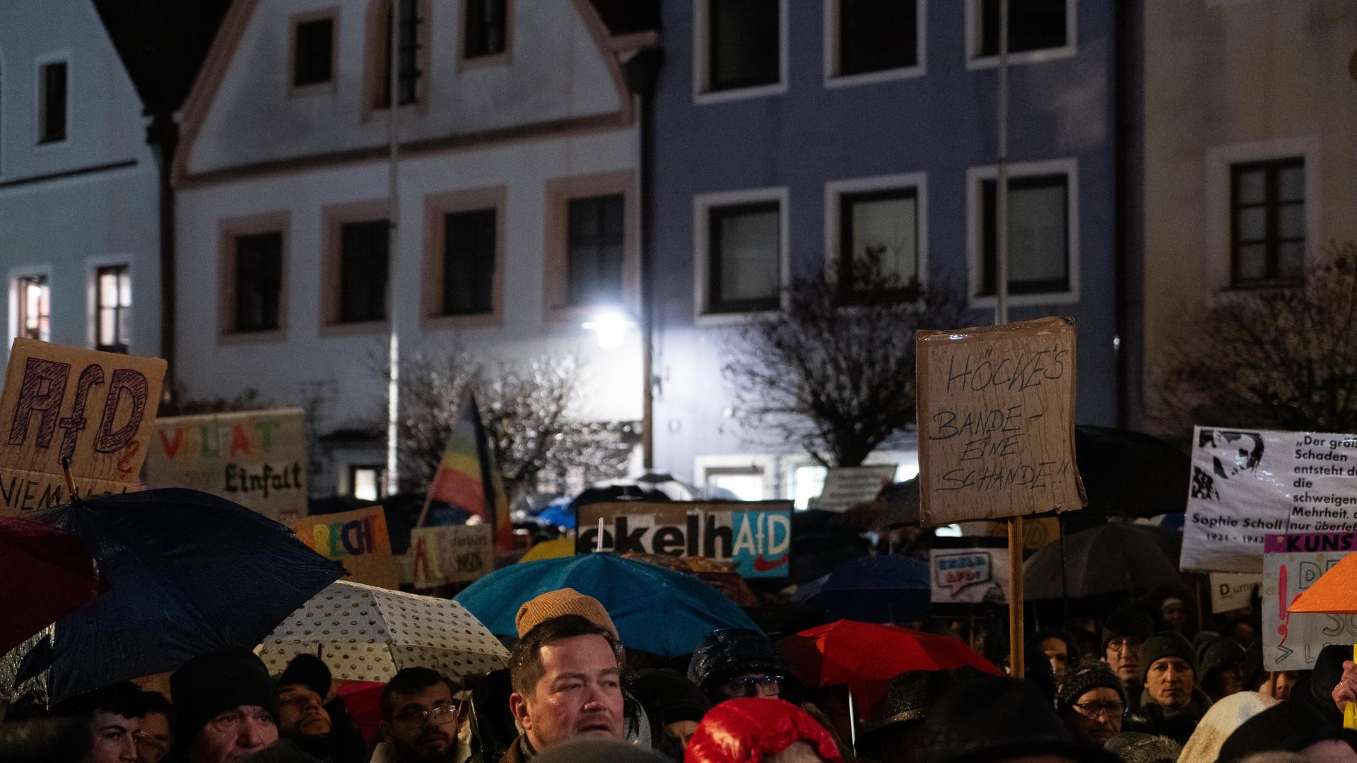 Bei der Demo gegen Rechts haben sich tausende Menschen zu einem Protestmarsch durch Weiden versammelt. (Bild: knz)