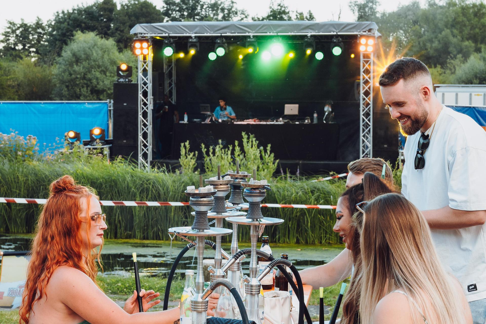 Shisha, Drinks und guter Hip-Hop. So war&#39;s am Hip-Hop BBQ in Amberg.  (Bild: Denise Helmschrott)