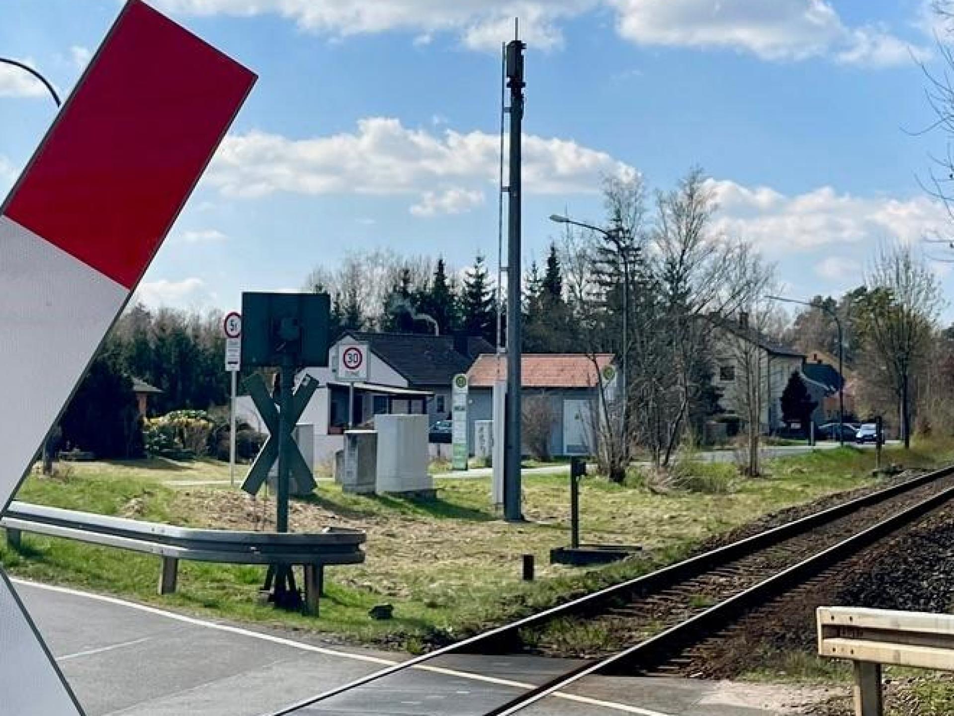 Der Bahnübergang im Weidener Stadtosten ist Ende April vier Tage lang gesperrt.  (Bild: Gabi Schönberger)