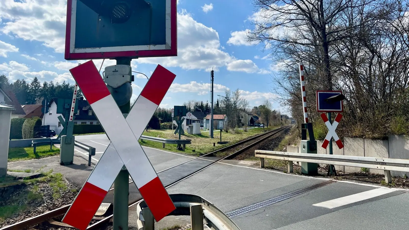 Der Bahnübergang im Weidener Stadtosten ist Ende April vier Tage lang gesperrt.  (Bild: Gabi Schönberger)