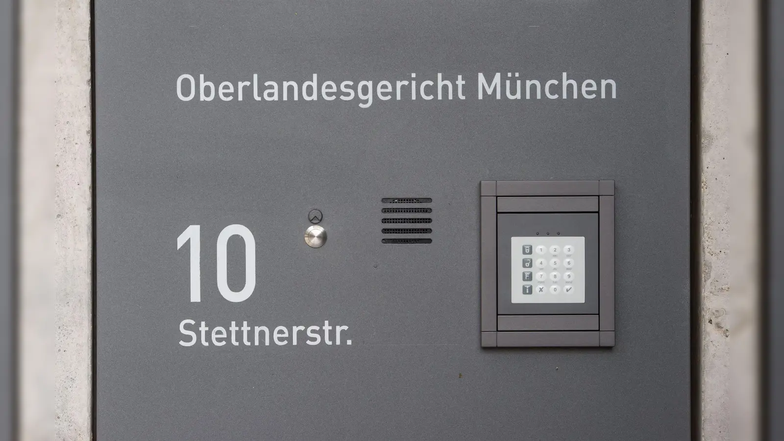 Am Oberlandesgericht beginnt der Prozess gegen die drei Männer. (Archivbild) (Bild: Tobias Hase/dpa)