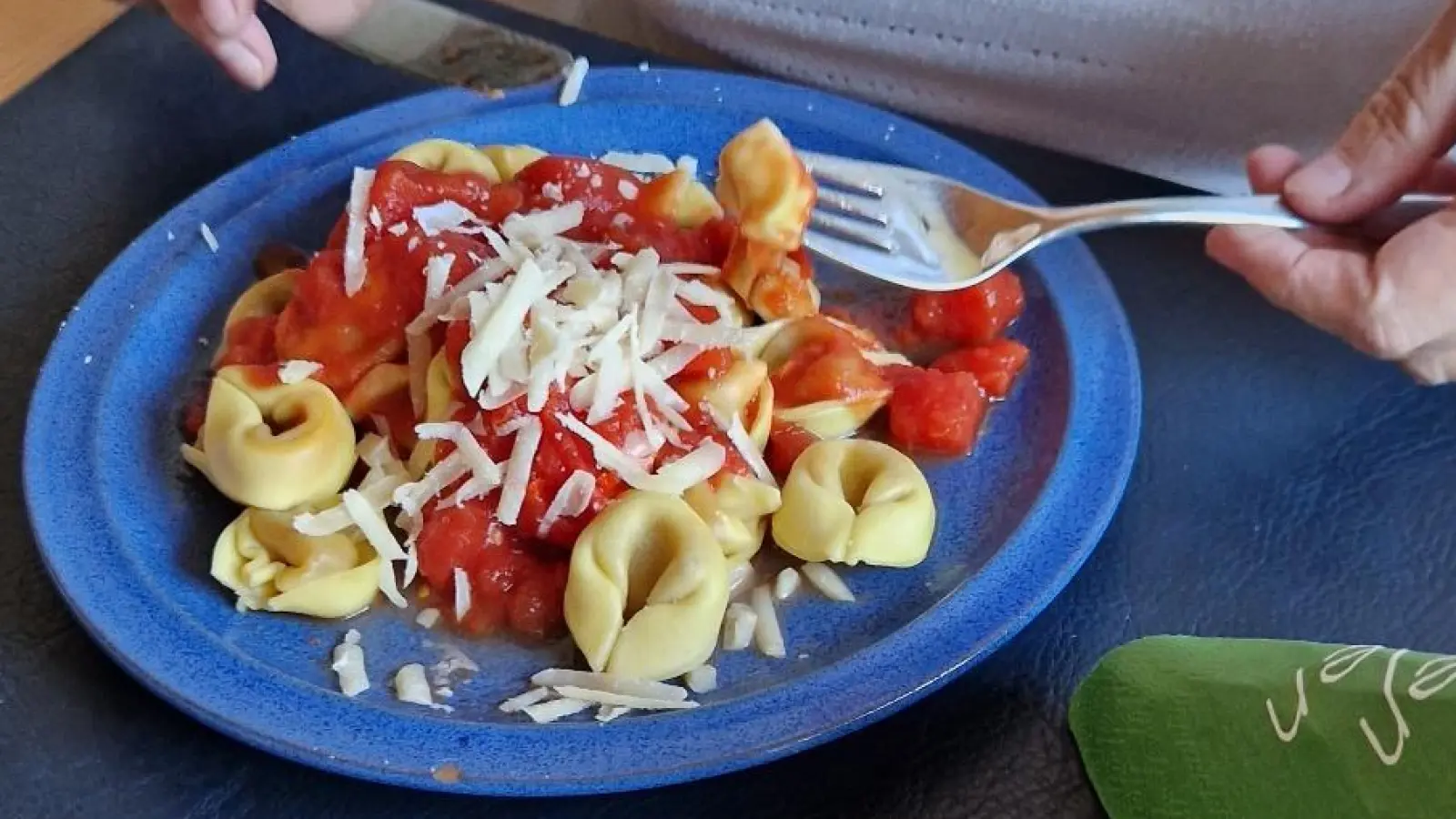 Pasta gehört zu den Lieblingsspeisen der Deutschen. Manchmal sind sie gefüllt, etwa die runden Tortellini oder Tortelloni. Solche Nudeln sollen bei mehreren Gästen einer Pizzeria im Landkreis Schwandorf eine Art Lebensmittelvergiftung ausgelöst haben. Jetzt ermittelt die Kriminalpolizei. (Symbolbild: td)