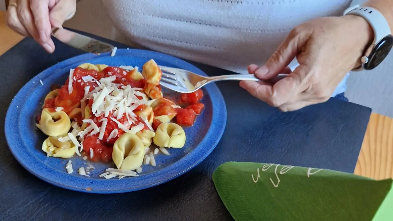 Pasta gehört zu den Lieblingsspeisen der Deutschen. Manchmal sind sie gefüllt, etwa die runden Tortellini oder Tortelloni. Solche Nudeln sollen bei mehreren Gästen einer Pizzeria im Landkreis Schwandorf eine Art Lebensmittelvergiftung ausgelöst haben. Jetzt ermittelt die Kriminalpolizei. (Symbolbild: td)