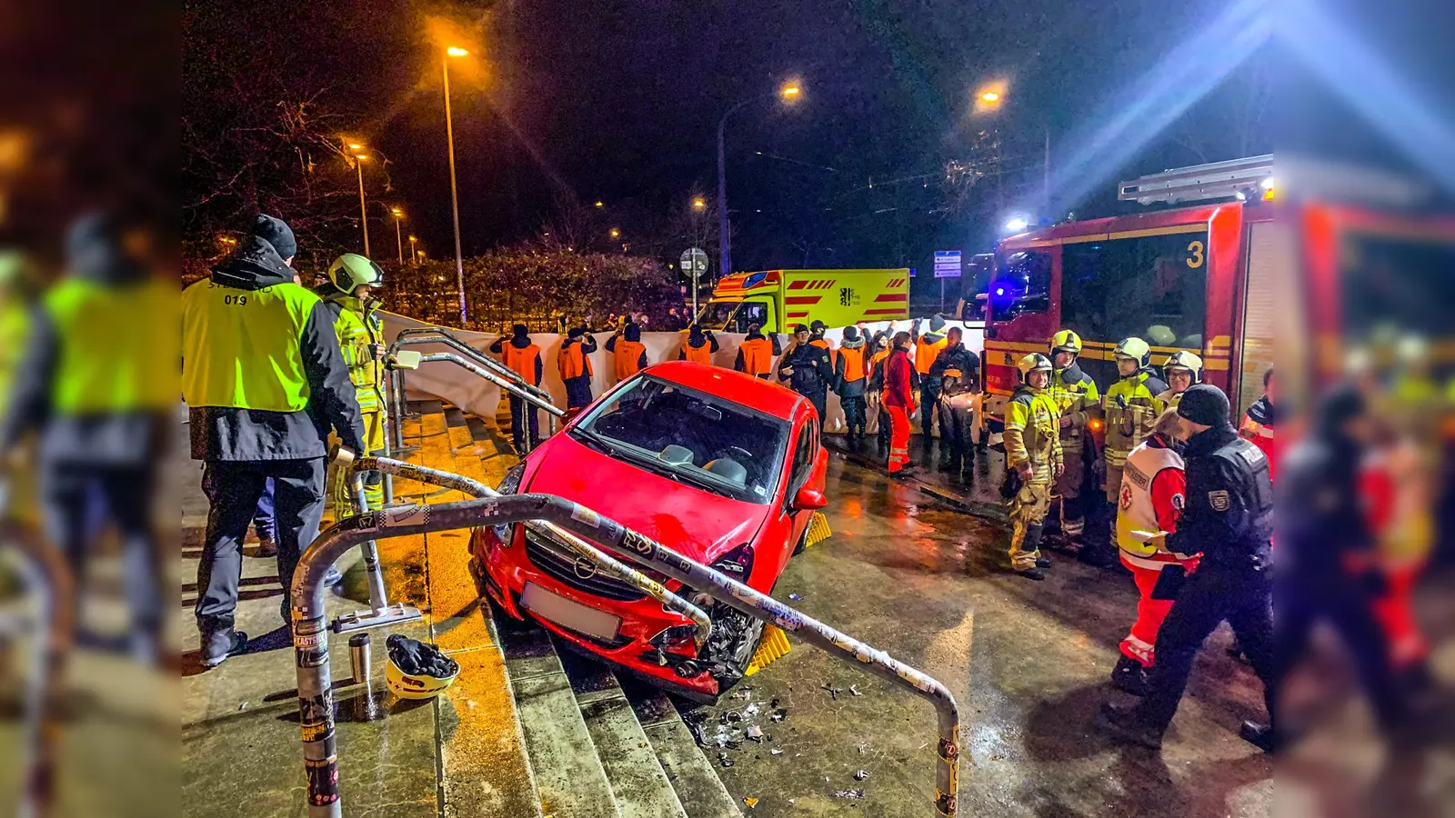 Nach dem Jahn-Spiel in Dresden am Sonntag kam ein Auto auf der Treppe zum K-Block zum Stehen. (Bild: Feuerwehr Dresden)