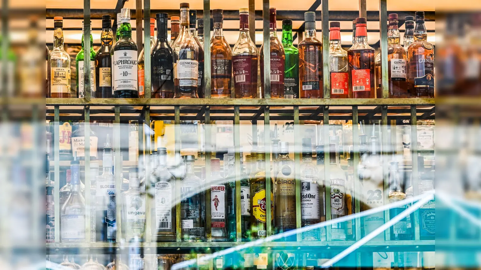 Spirituosen wie Rum, Wodka und Korn dürften Anfang 2027 spürbar teurer werden.  (Bild: Jens Kalaene/dpa)