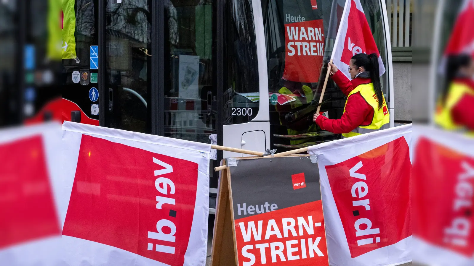 Der ÖPNV in Nürnberg soll bestreikt werden. (Symbolbild)  (Bild: Stefan Puchner/dpa)