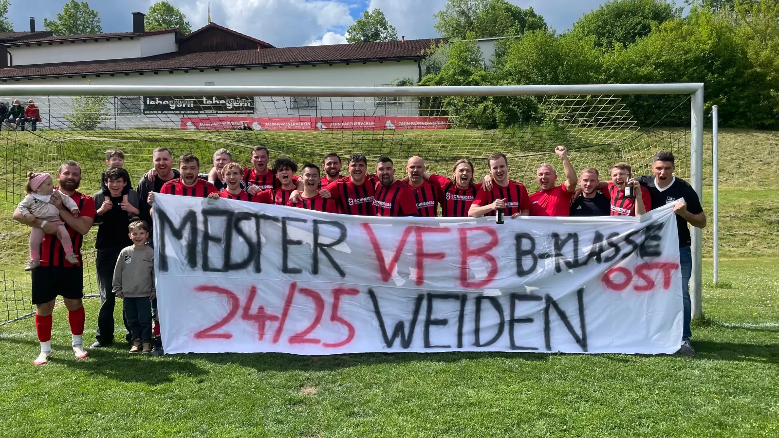 Die frischgebackenen Meister der B-Klasse: Der VfB Weiden. (Bild: knz)