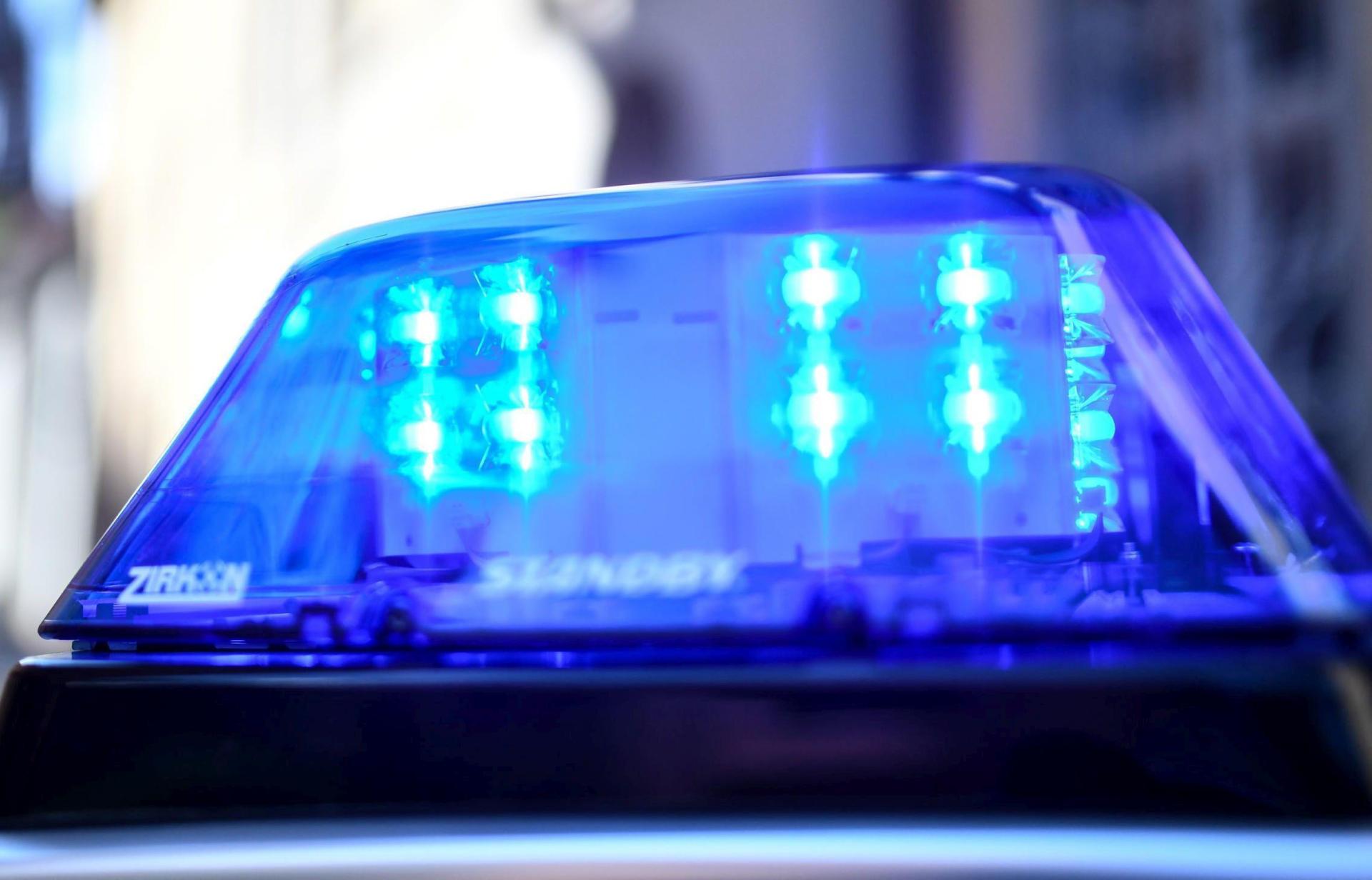 Aus einem Streit heraus entwickelte sich eine handfeste Auseinandersetzung, an der insgesamt fünf Personen beteiligt waren.  (Symbolbild: Patrick Seeger/dpa)