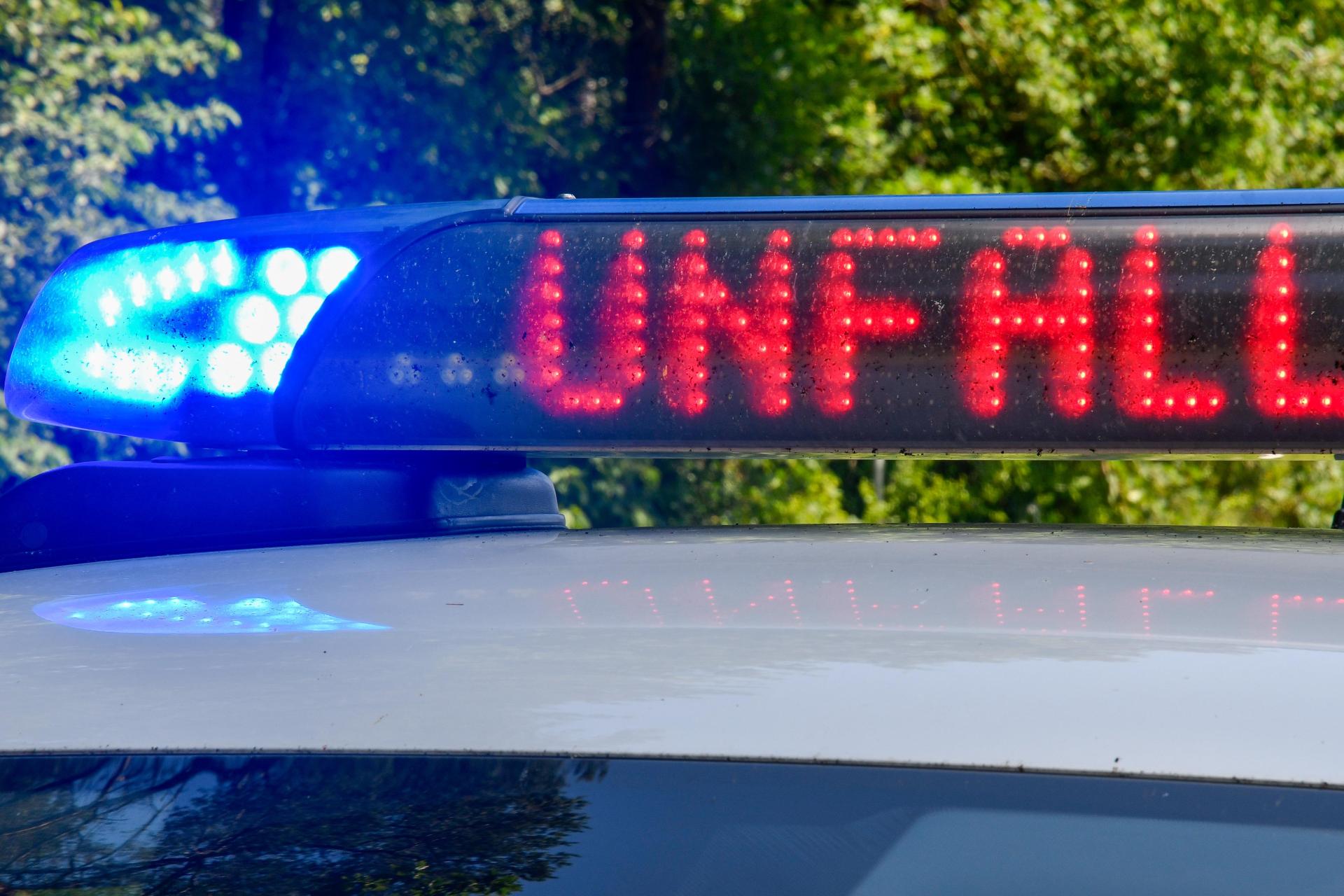 Nach einem schweren Unfall mit mehreren Fahrzeugen auf der B8 bei Pfatter (Landkreis Regensburg) musste die Bundesstraße gesperrt werden.  (Bild: Petra Hartl)