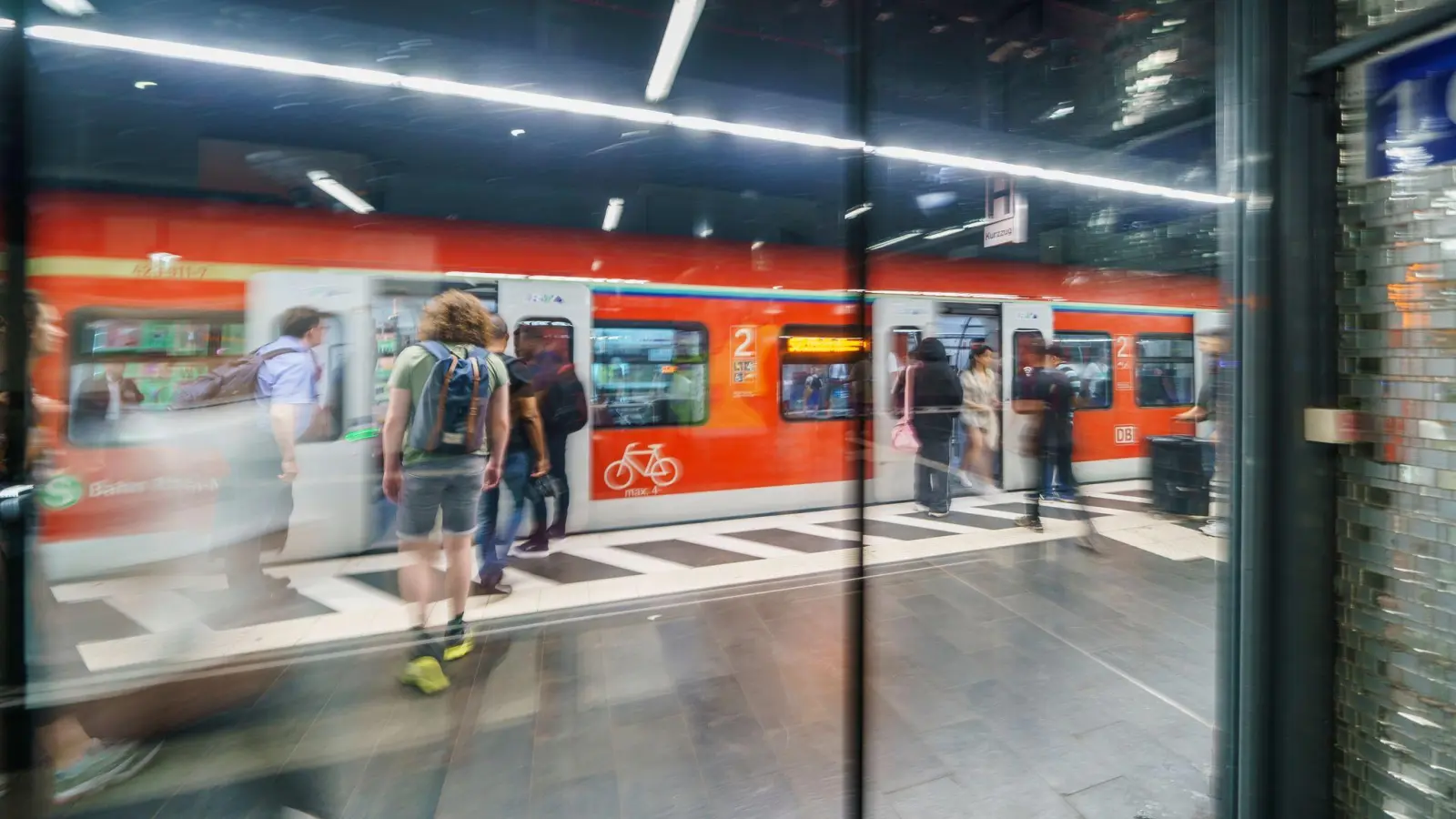 Pendeln gehört für Studenten oft zum Alltag. (Symbolbild: Andreas Arnold/dpa)