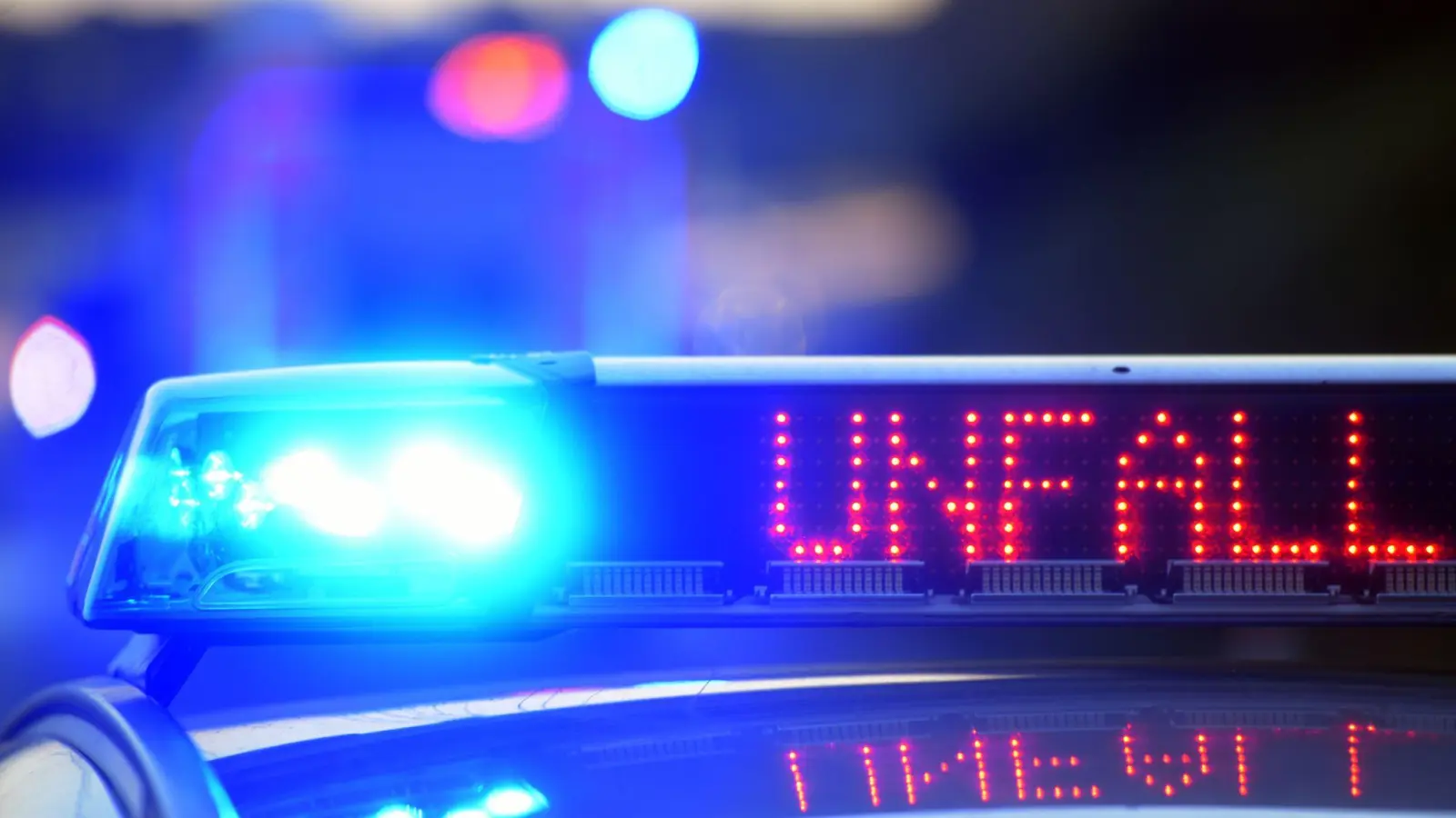 Wer kann Angaben zu den Verursachern dreier Unfälle in Weiden am Wochenende machen? Die Polizei sucht Zeugen. (Symbolbild: Stefan Puchner/dpa)