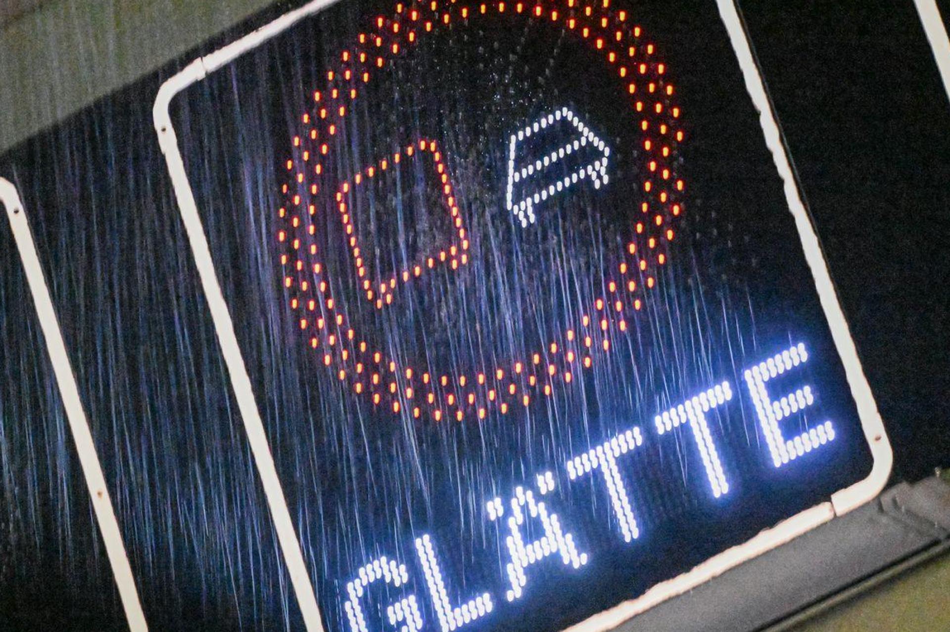 Freitagnacht und Samstagvormittag herrscht Glätte auf Bayerns Straßen. (Symbolbild: Jason Tschepljakow/dpa)