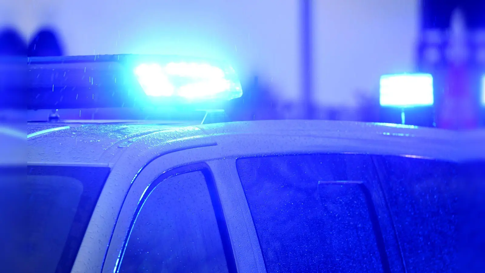 Ein Geburtstag mit viel Blaulicht: Einer 85-jährigen Frau aus Neustadt/WN dürfte ihr Ehrentag in Erinnerung bleiben. (Symbolbild: Carsten Rehder/dpa)