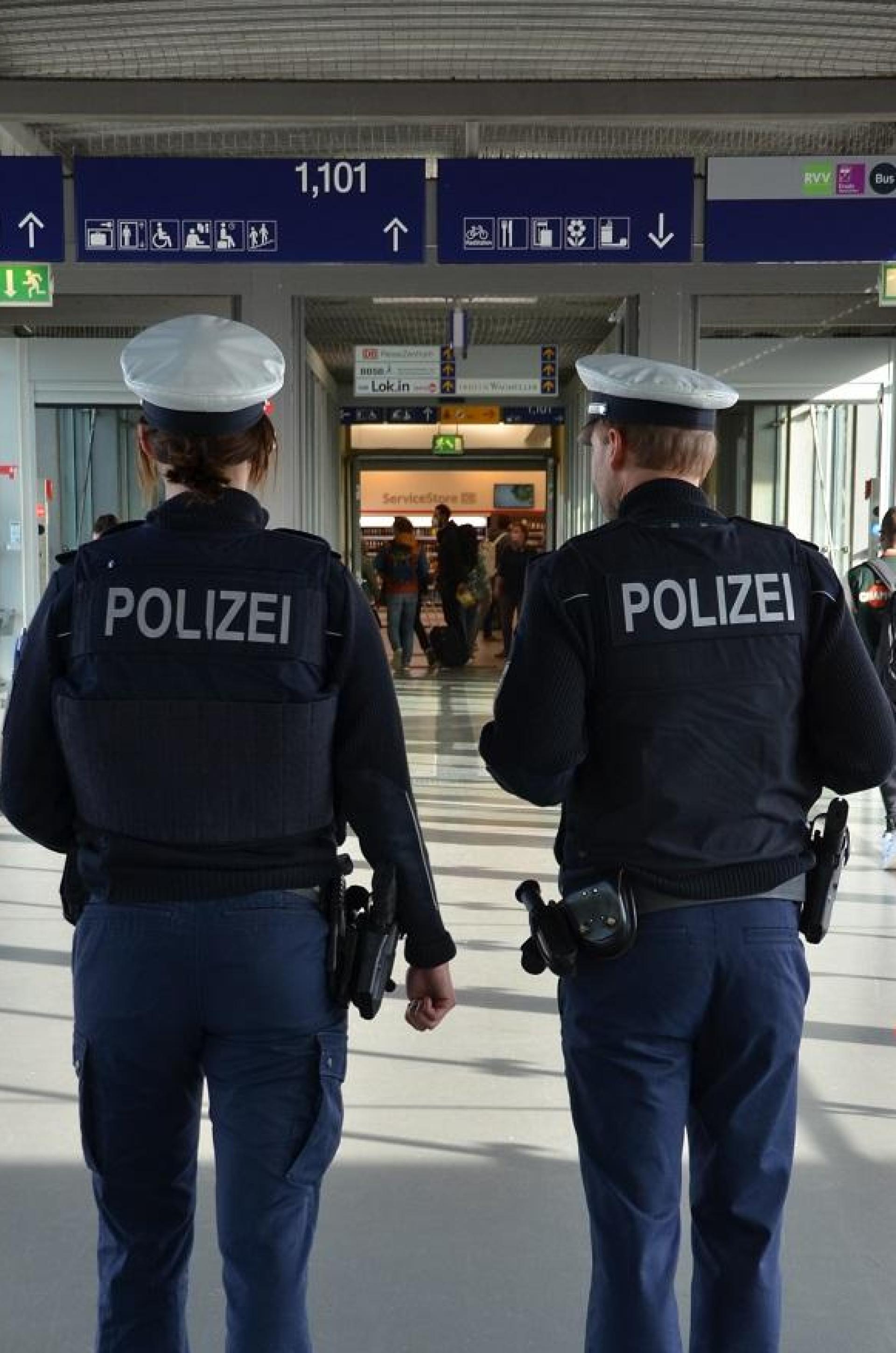 Zwei Männer sind am Regensburger Hauptbahnhof mit Pfefferspray angegriffen und um 3000 Euro betrogen worden. Die Polizei sucht Zeugen. (Symbolbild: Petra Hartl)