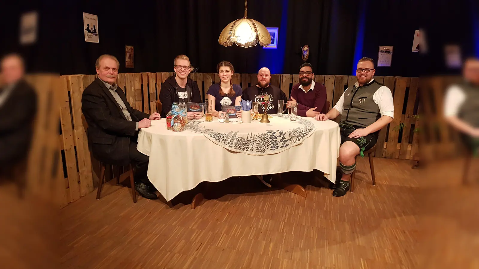 Die Teilnehmer des Stammtischgesprächs waren (von links): Dr. Ludwig Schießl, Christoph Molthagen, Antonia Kourtides, Daniel Kist, Salim Abo Harash und Felix Bauernfeind. (Bild: exb)