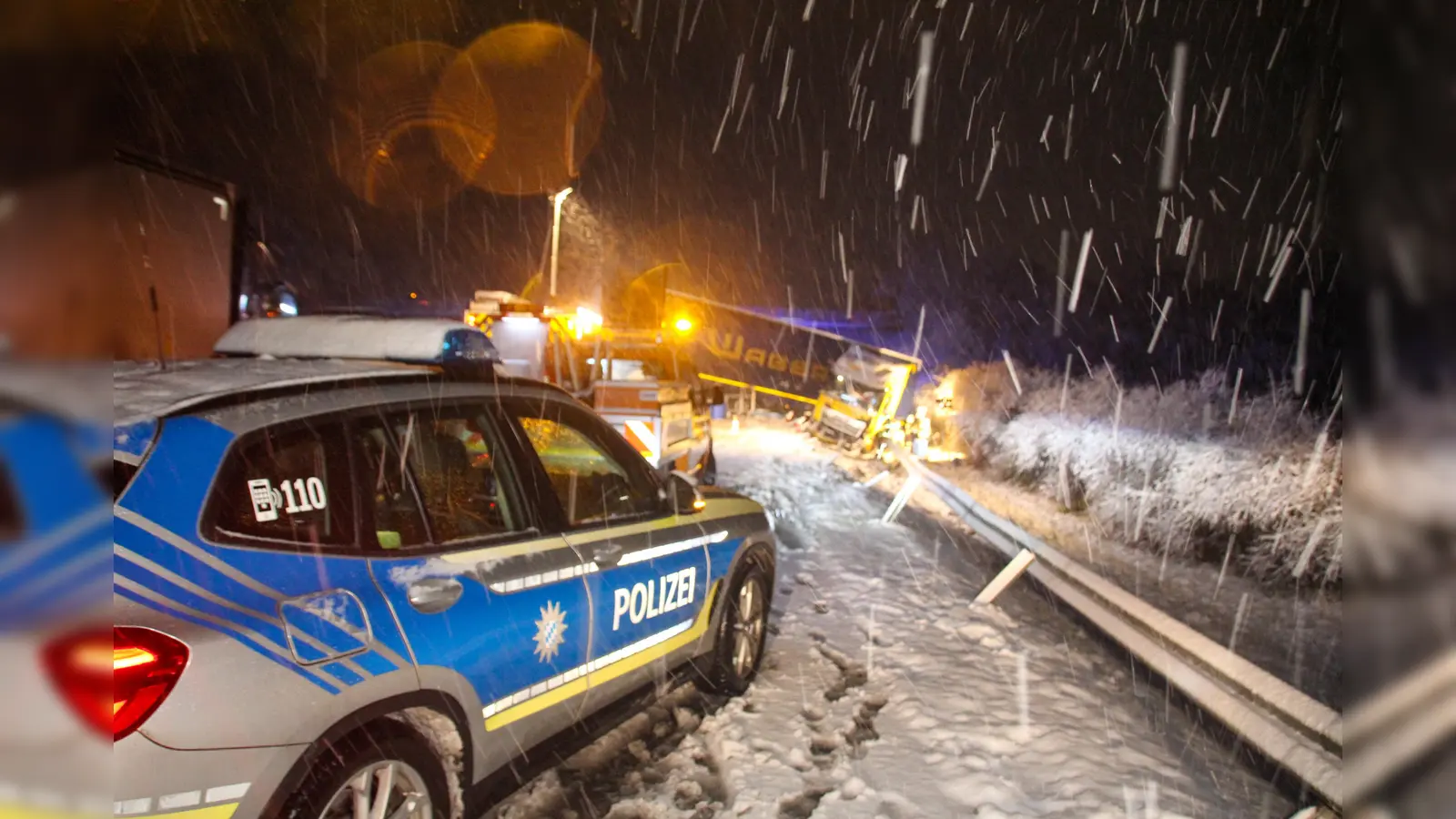 Die Polizei ist bei Schneefall bei Wiesent und Wörth an der Donau im Landkreis Regensburg an einer Unfallstelle auf der A3 im Einsatz. Ein Lastwagen war auf dem Schnee ins Rutschen geraten. In der Nacht zum Dienstag bescherte der Wintereinbruch mit stärkeren Verkehrsbehinderungen, den Feuerwehren und Winterdiensten viele Einsätze. (Bild: Moller-Schuh/dpa)