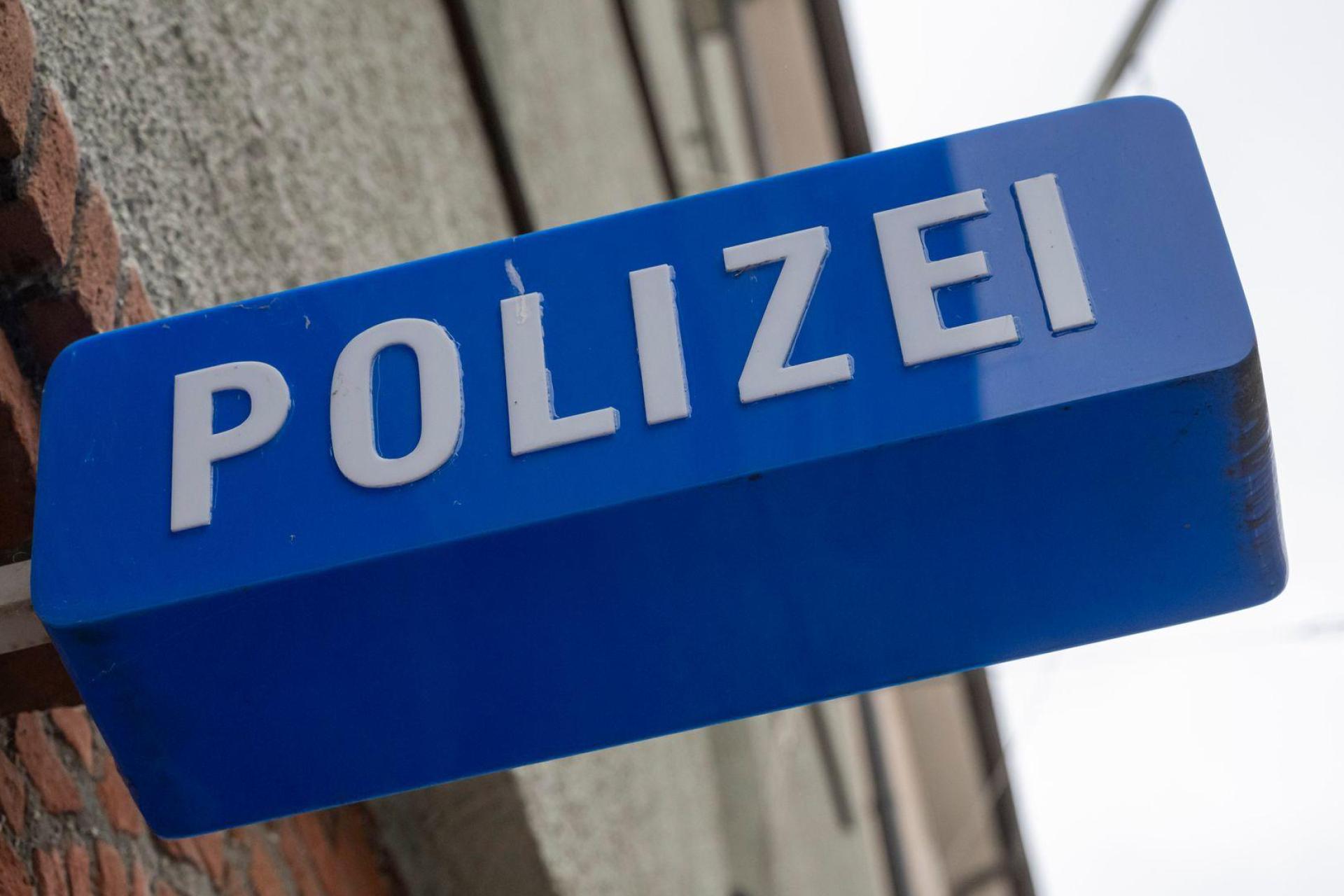 Vor einem Supermarkt in Weiden wurde am Samstag ein Rennrad entwendet. (Symbolbild: Peter Kneffel/dpa)