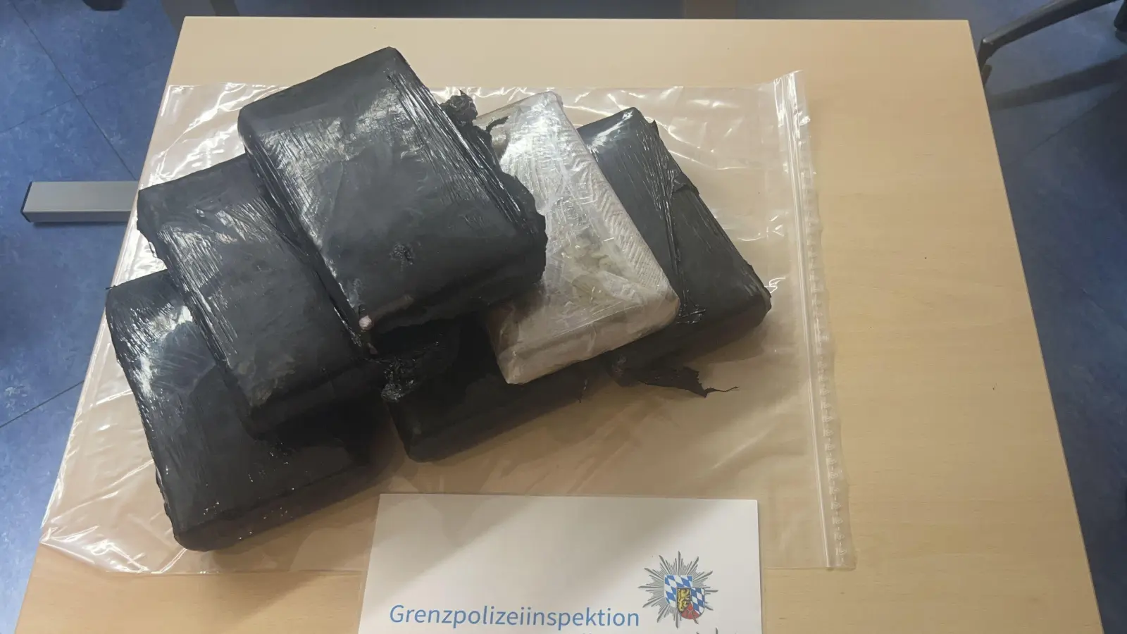 Bei einer Kontrolle auf der A 6 bei Waidhaus entdeckte die Polizei sieben Kilogramm Kokain in einem Auto.  (Bild: GPI Waidhaus / Roper)