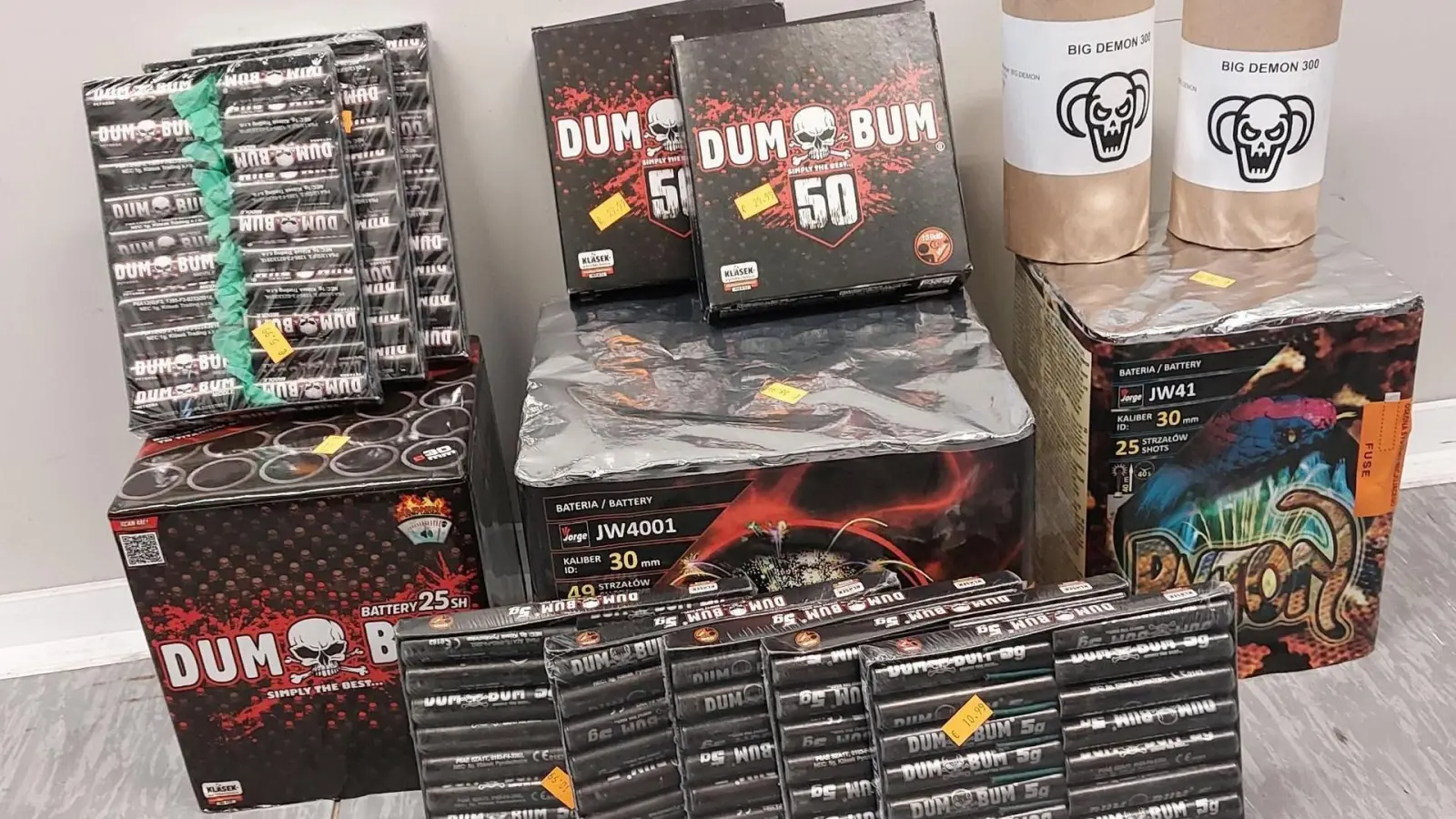 Die Bundespolizei entdeckte 16 Kilogramm Pyrotechnik bei einer Kontrolle auf der A6.  (Bild: Bundespolizei )