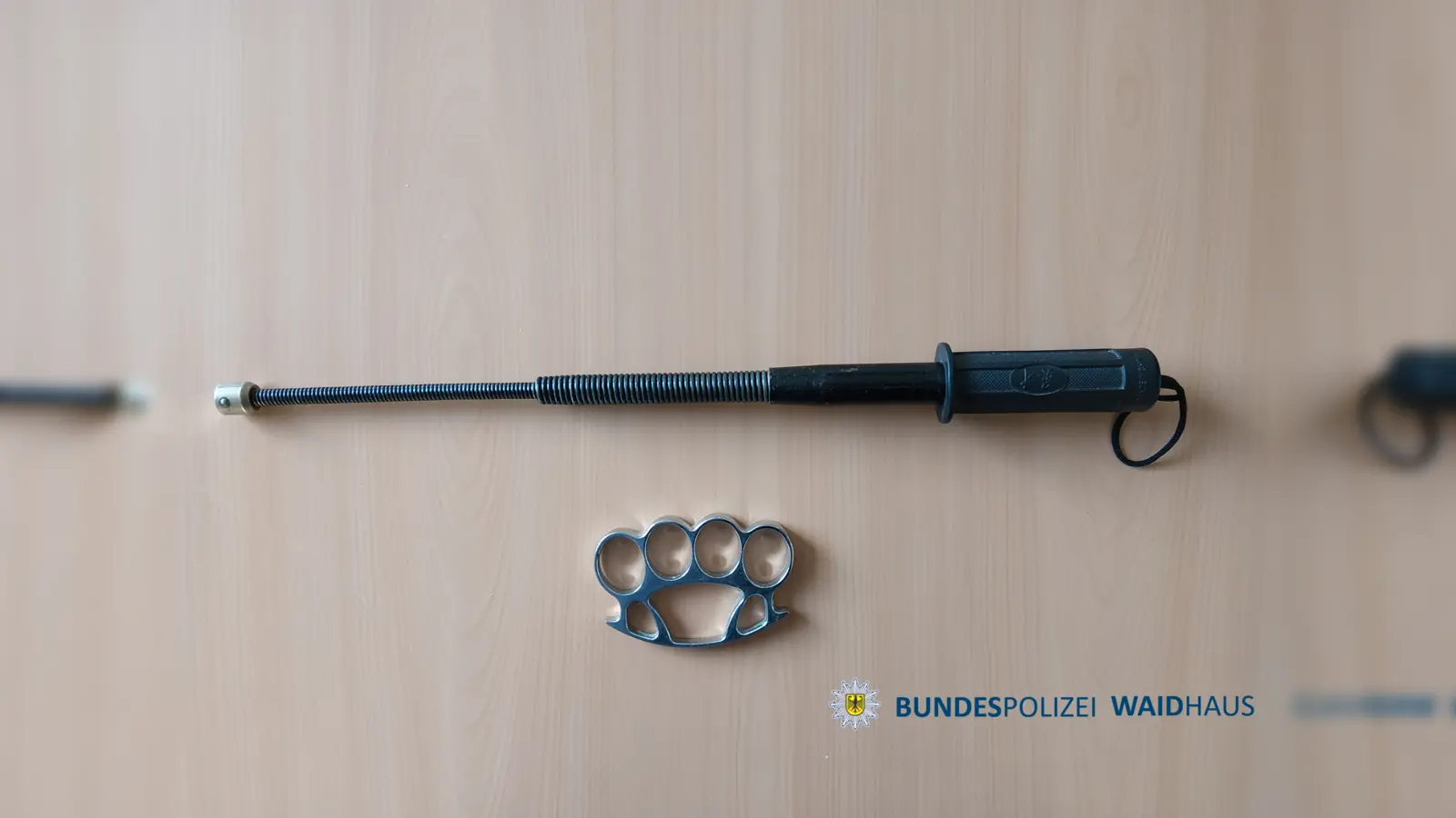 Die Bundespolizei hat eine Stahlrute und einen Schlagring sichergestellt. (Bild: Bundespolizei)