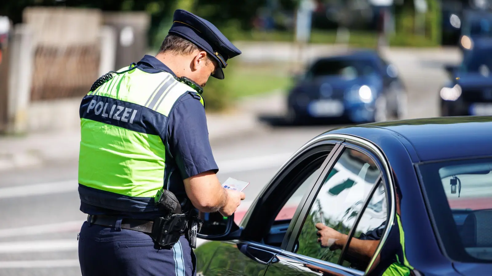 Beamte der Grenzpolizei Waidhaus enttarnten einen komplett gefälschten Führerschein, den ihnen Mann bei der Kontrolle unterjubeln wollte.  (Symbolbild: Matthias Balk/dpa)