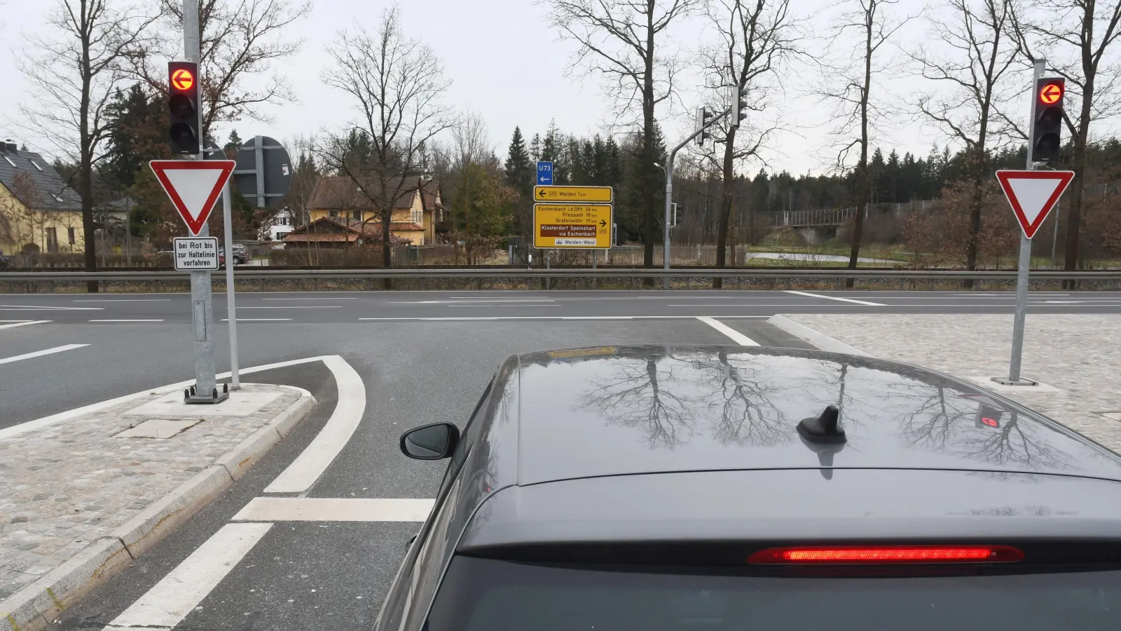 Auf der Kreuzung Joseph-Haas-Straße / Christian-Seltmann-Straße ist am Donnerstagvormittag ein Unfall passiert, bei dem eine Person leicht verletzt wurde. Zu Stau kam es aber auch, weil auf der Autobahnauffahrt Weiden-West ein Militärfahrzeug liegengeblieben war. (Archivbild: Gabi Schönberger)