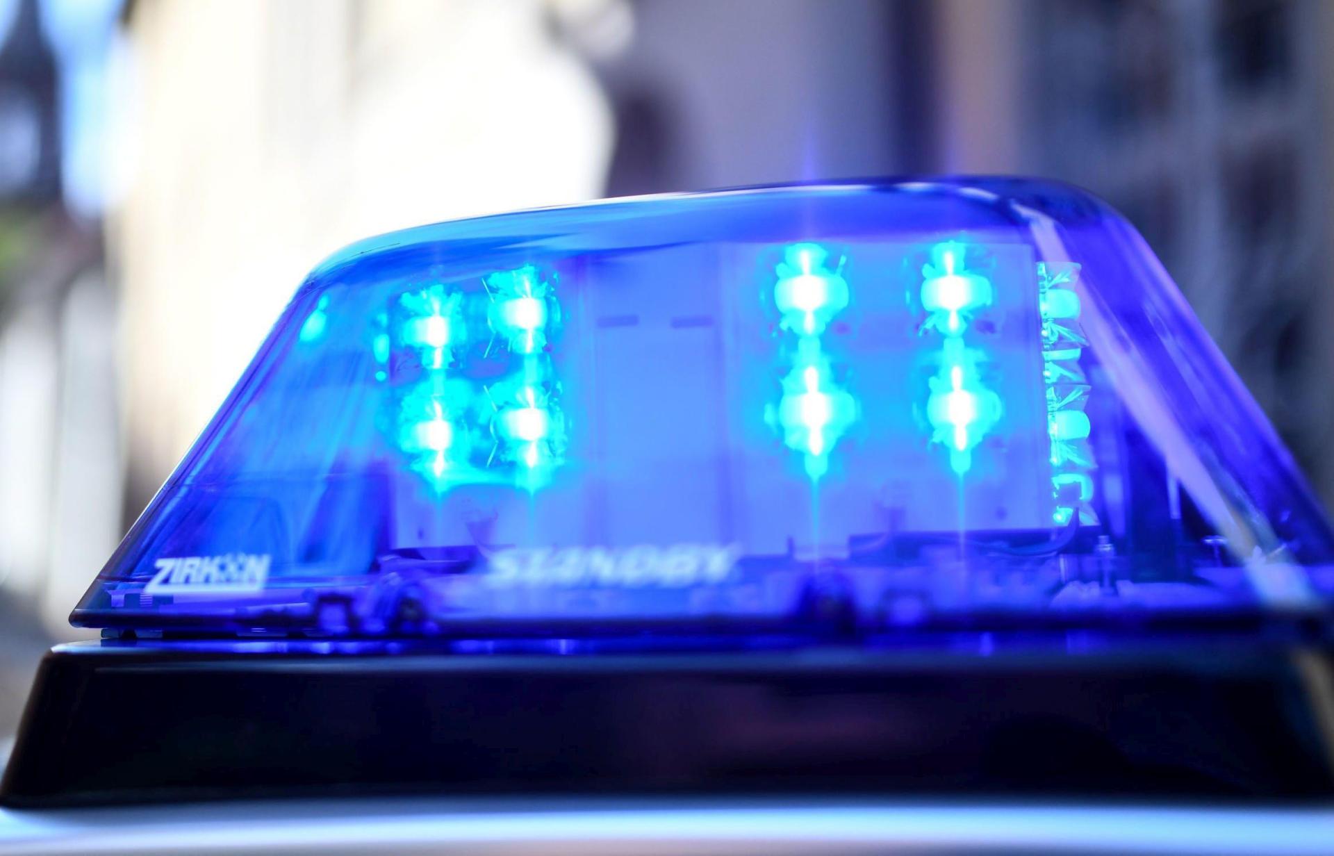 In Eschenbach sucht die Polizei nach dem Dieb eines Autokennzeichens. (Symbolbild: Patrick Seeger/dpa)