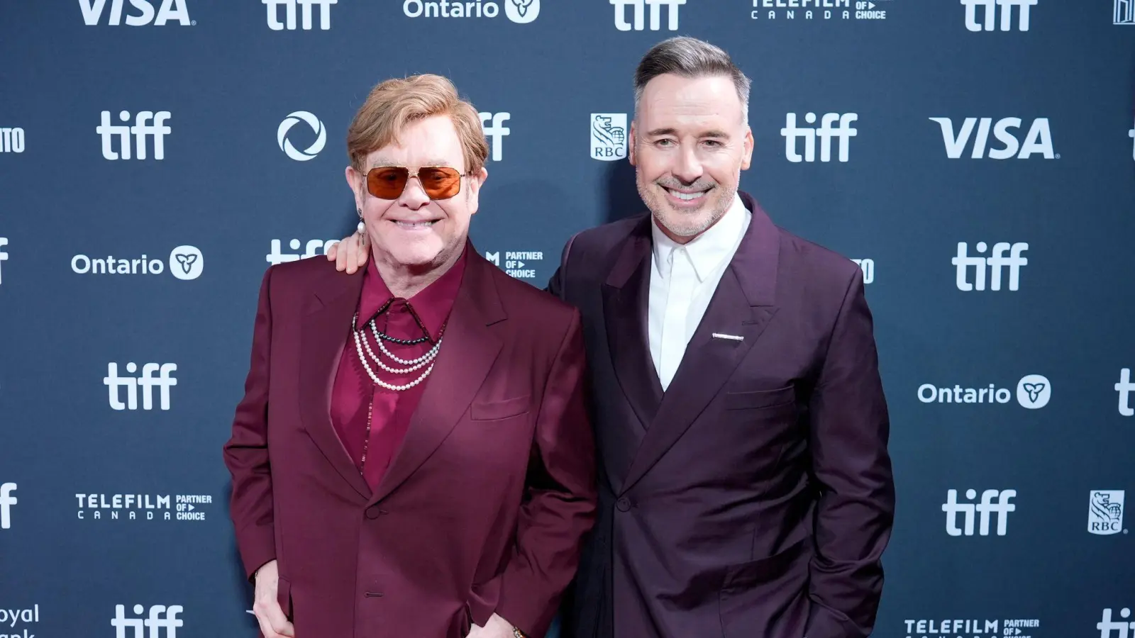 Pop-Legende Elton John und sein Mann David Furnish freuen sich auch über prominente Gratulanten. (Archivbild: Chris Pizzello/Invision/AP/dpa)