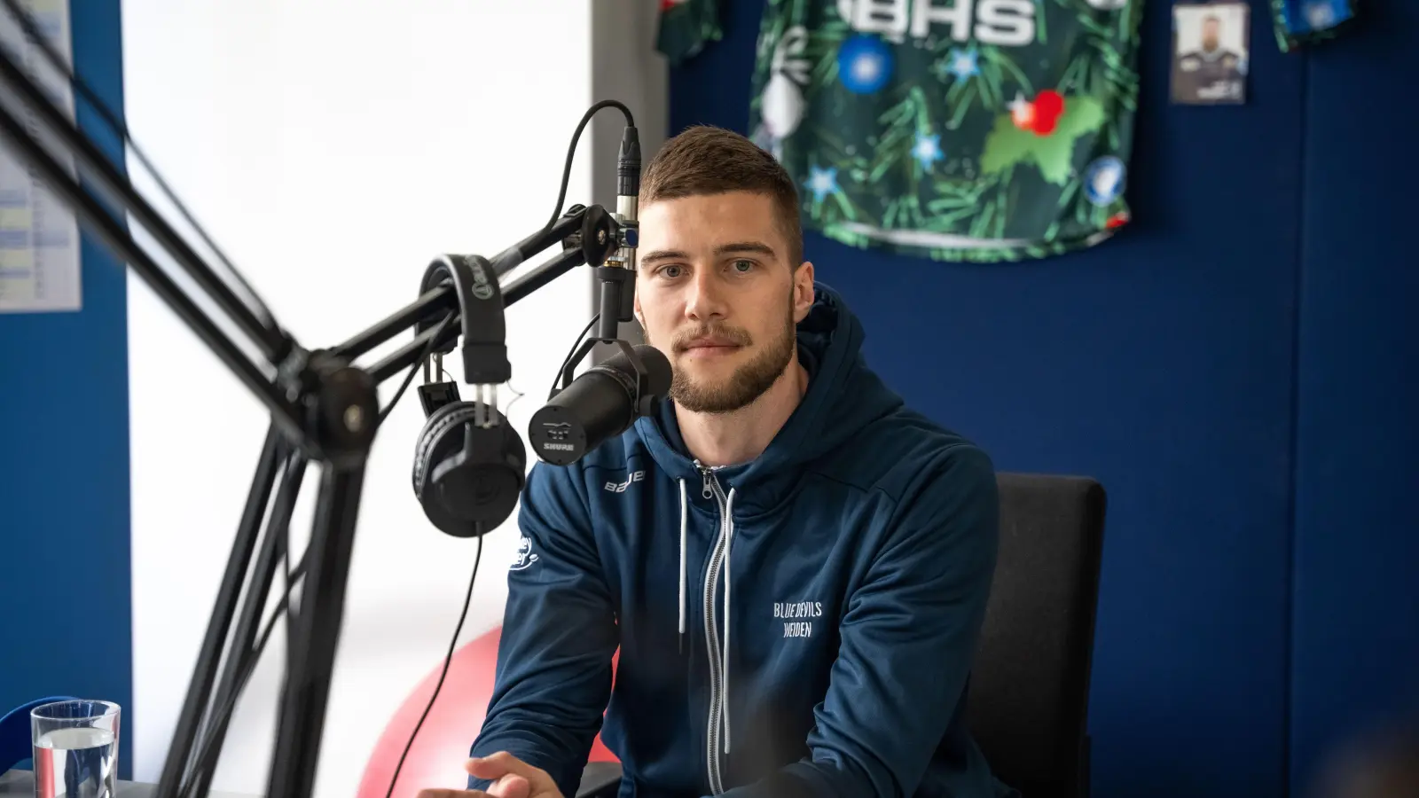 Der derzeit verletzte Maximilian Kolb war zu Gast in der neuen Folge des Blue-Devils-Podcasts „Powerplay”. (Bild: Jakob Graf)