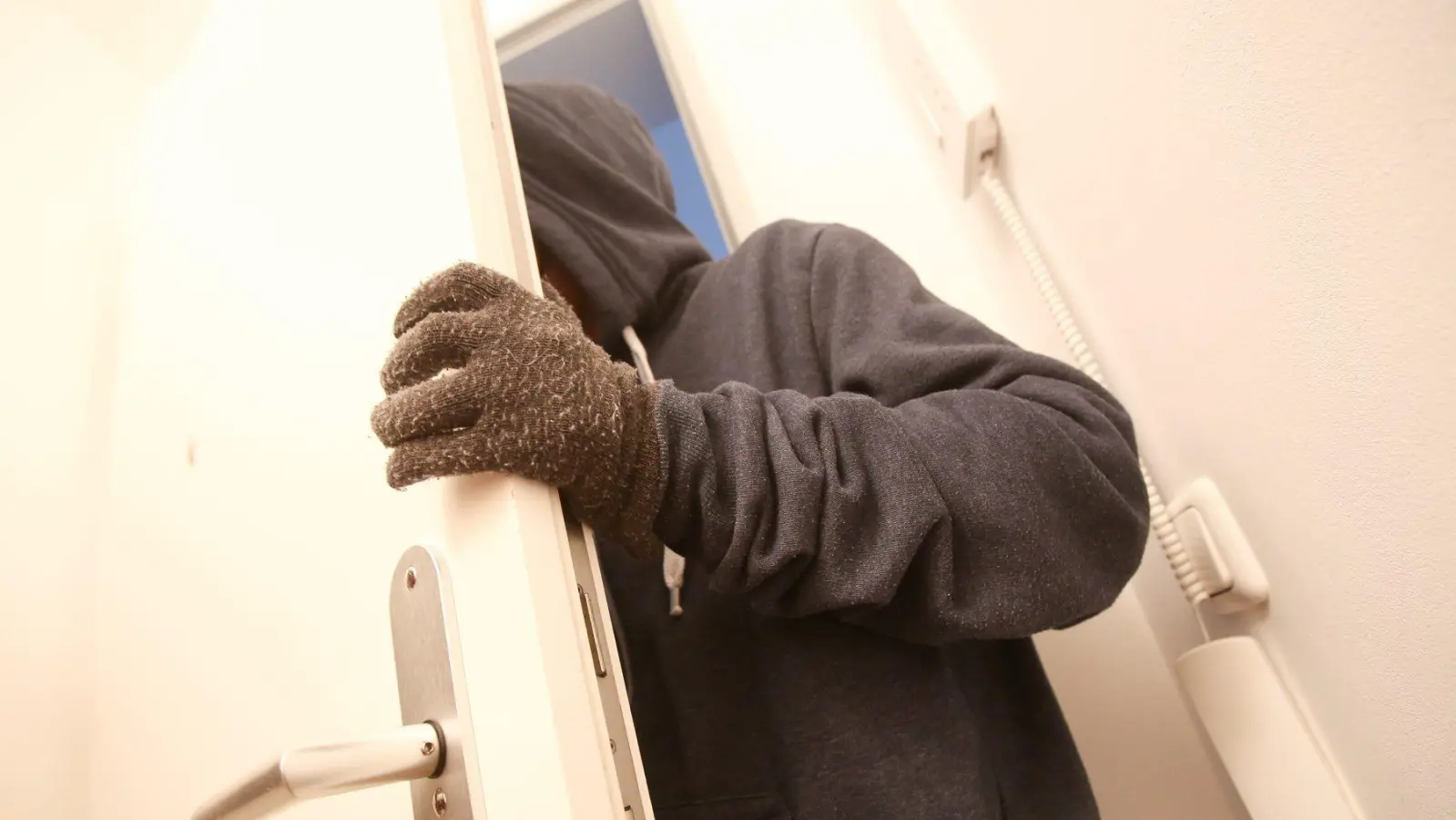 Die Polizei Regensburg sucht nach einem Einbruch und einem Einbruchsversuch in einem Mehrfamilienhaus nach Zeugen. (Bild: Bodo Marks/dpa)