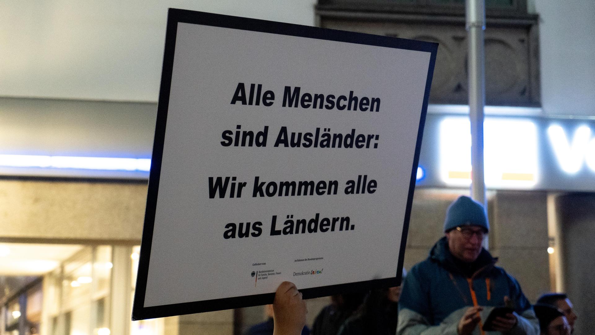 Bei der Demo gegen Rechts haben sich tausende Menschen zu einem Protestmarsch durch Weiden versammelt. (Bild: knz)