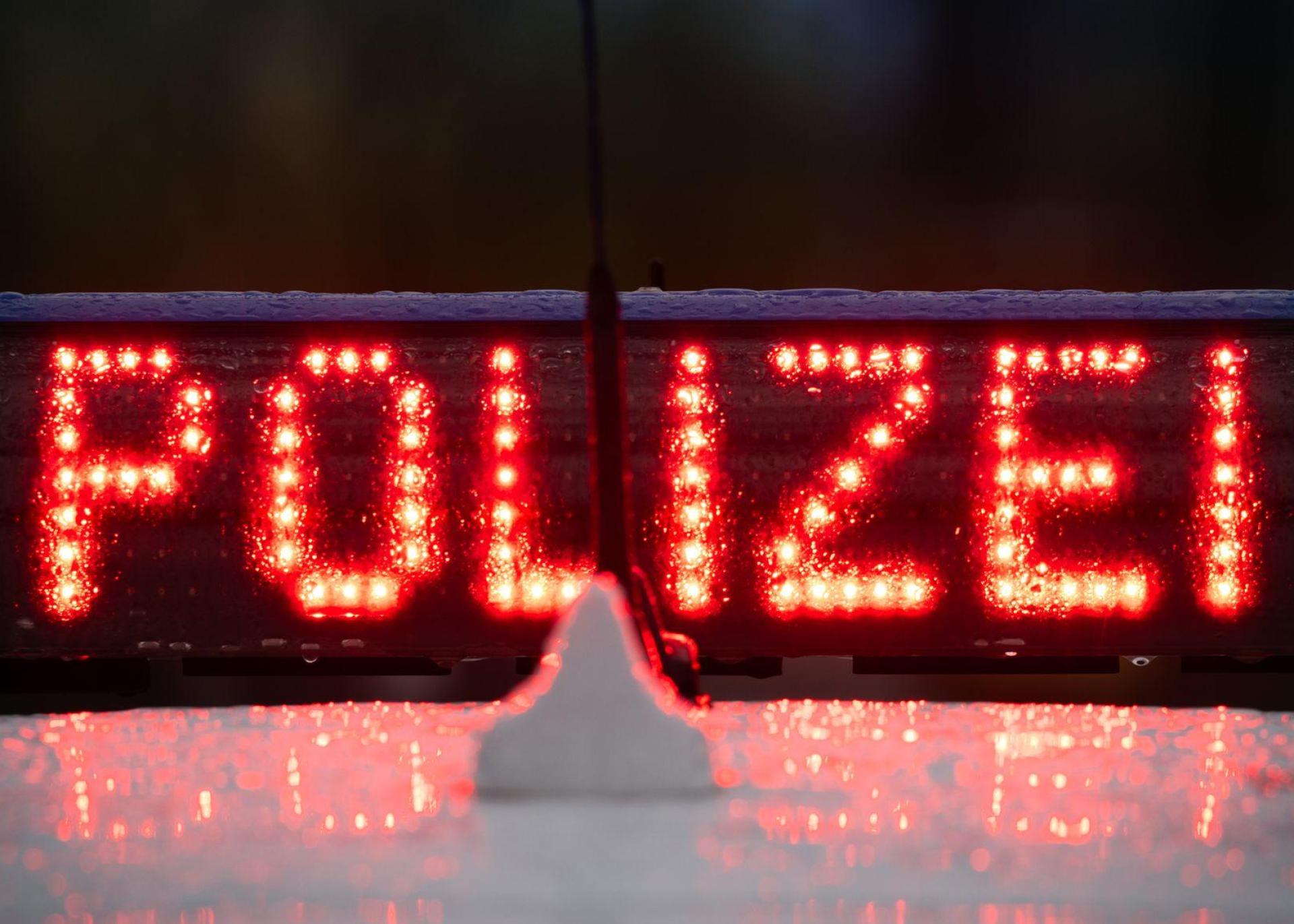 Über die Autobahn, eine Landstraße und schließlich zu Fuß durch ein Waldstück flüchtete ein Autofahrer vor der Polizei. (Symbolbild) (Bild: Soeren Stache/dpa)