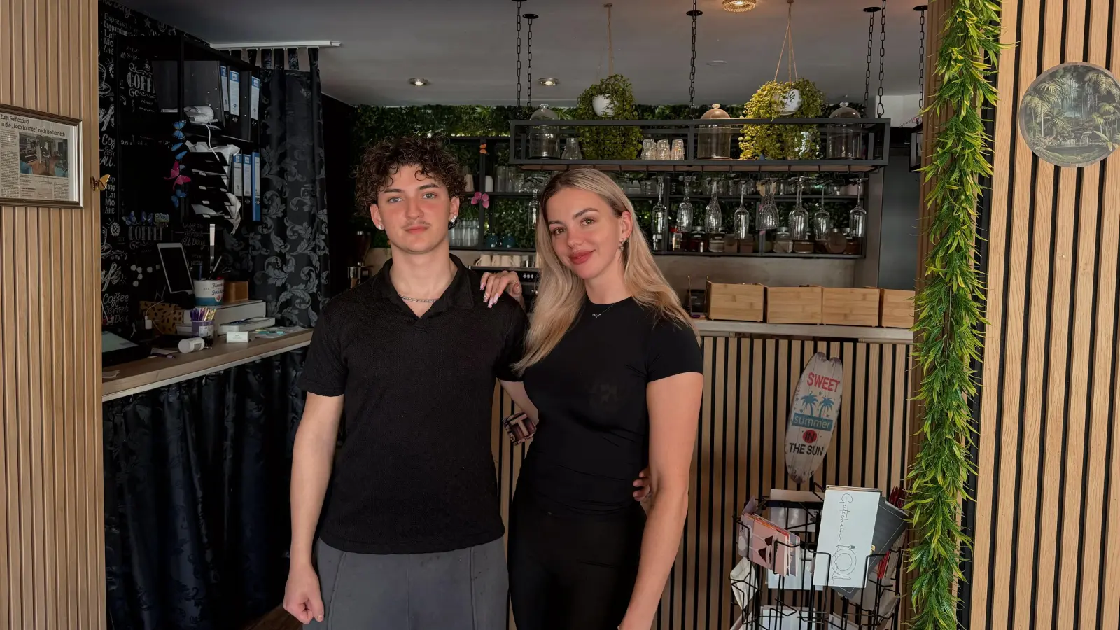 Katarina Feriancova will ihr Frühstücks- und Brunch-Café „Loco Lounge” in Bechtsrieth aufgeben. Mit im Bild Jan Ehrmann, der mit seinem Bruder Albert, dem Verlobten der Pächterin, in der Küche arbeitet. (Bild: Katarina Feriancova)