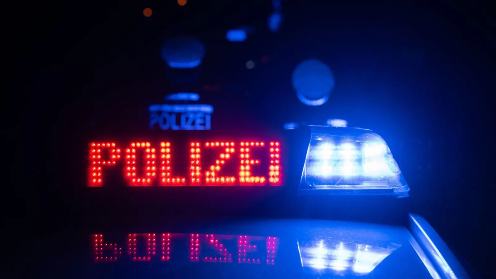 Wer hat in der Weigelstraße und in der Hochstraße in Weiden die Scheiben mehrerer Autos eingeschlagen? Die Polizei sucht Zeugen. (Symbolbild: Marijan Murat/dpa)