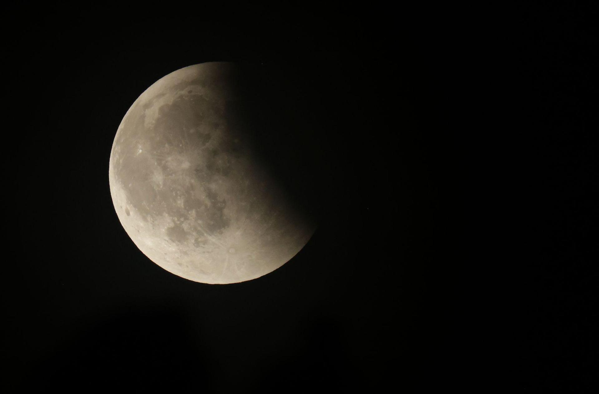 Am Freitag wird der Mond zum Teil vom Erdschatten verdunkelt. (Bild: Thomas Warnack/dpa)