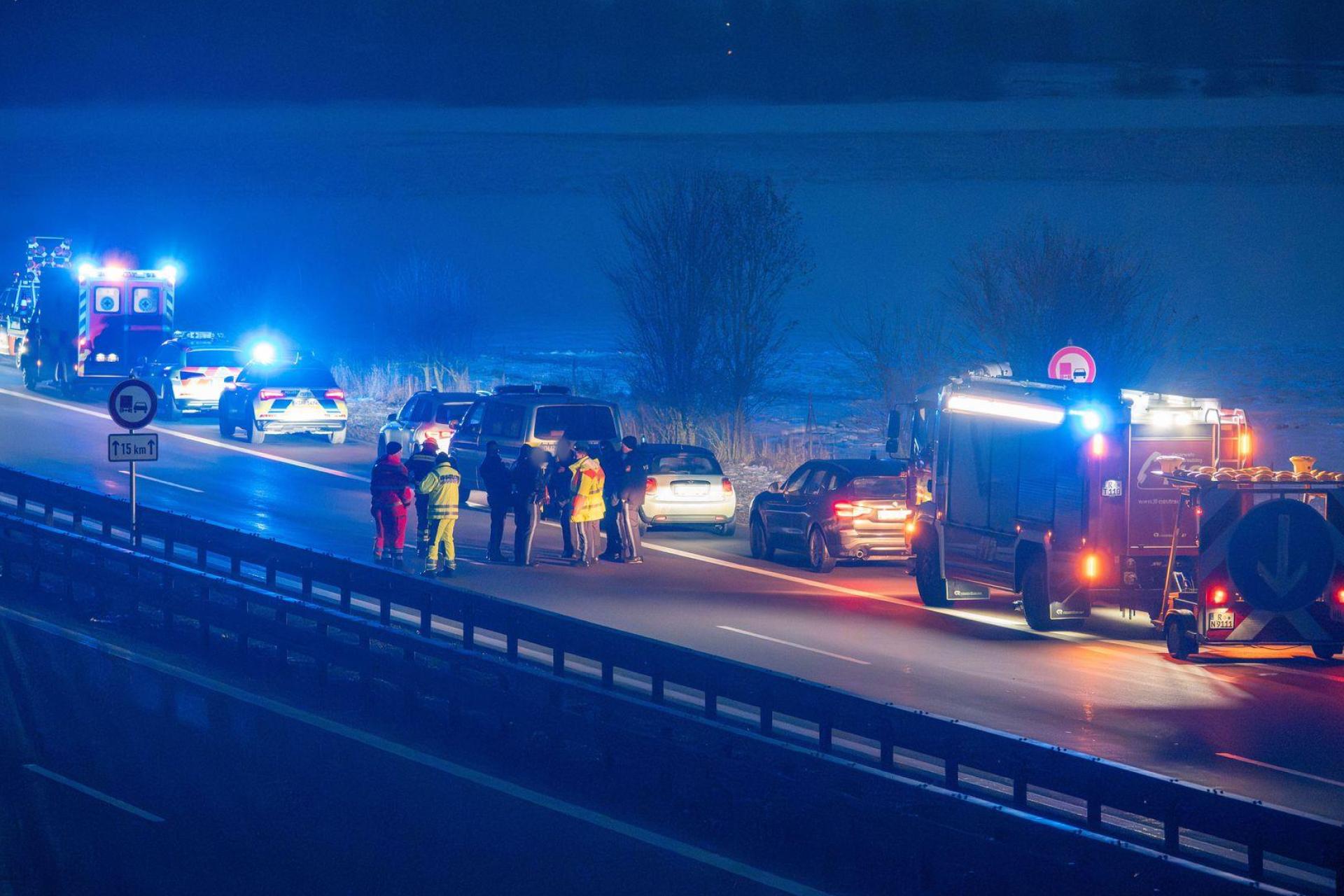 Die Polizei hat die A3 im Landkreis Regensburg in beide Richtungen gesperrt. (Bild: NEWS5 / Lars Haubner/NEWS5/dpa)