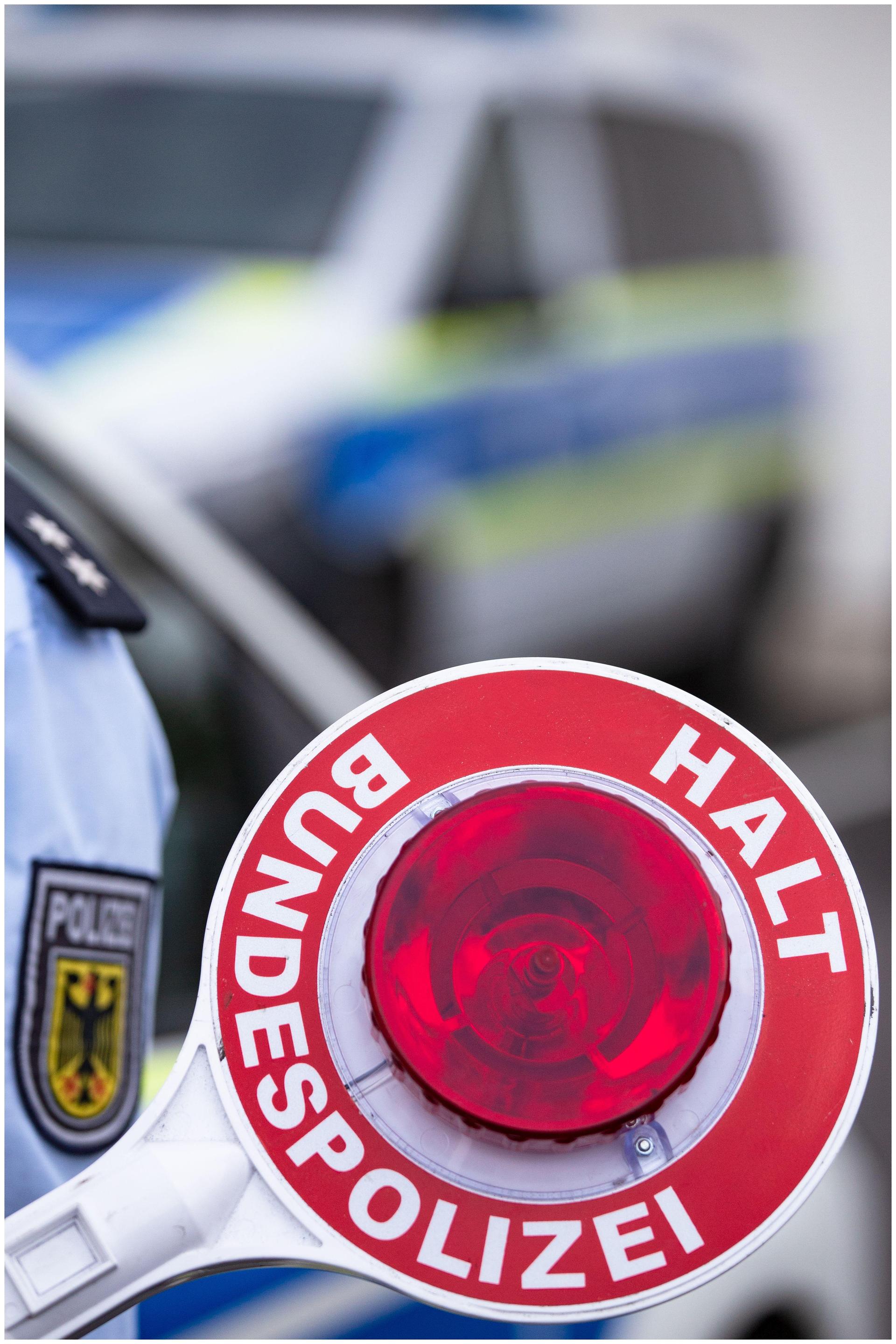 Mit Waffen, Cannabis und einem Ausweismissbrauch hatten es die Beamten der Bundespolizei Waidhaus an den Grenzübergängen in Waidhaus und Waldsassen zu tun.  (Symbolbild: Michael Fluegel)