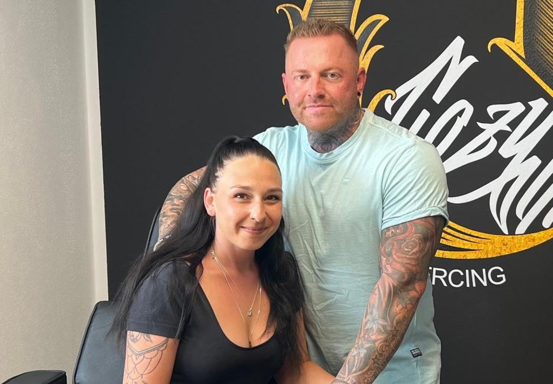 Internationale Künstler und Wohnzimmer-Atmosphäre: Lukas und Julie Milbauer bieten in ihrem neuen Tattoostudio „Cozyink” in Pirk ein besonders Konzept.  (Bild: juh)
