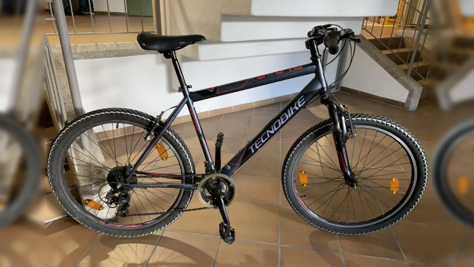 Die Polizeiinspektion Weiden hat zwei Mountainbikes sichergestellt – zum einen ein schwarz-rotes Mountainbike der Marke Tecnobike.  (Bild: Polizeiinspektion Weiden)