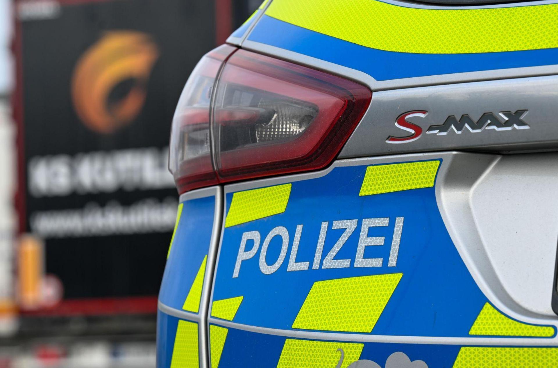 Bei Temperaturen um den Gefrierpunkt durfte sich der 54-Jährige zum Aufwärmen in den Streifenwagen setzen und bekam eine Decke. (Symbolbild) (Bild: Hendrik Schmidt/dpa)