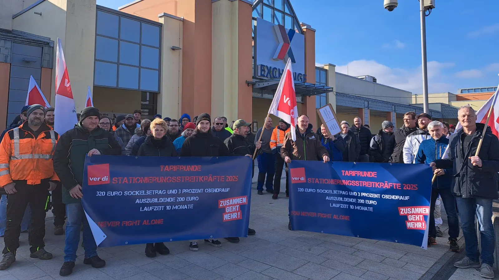 Beschäftigte der US-Army haben am Montag in Grafenwöhr zu einer aktiven Mittagspause aufgerufen. (Bild: Kathrin Birner)